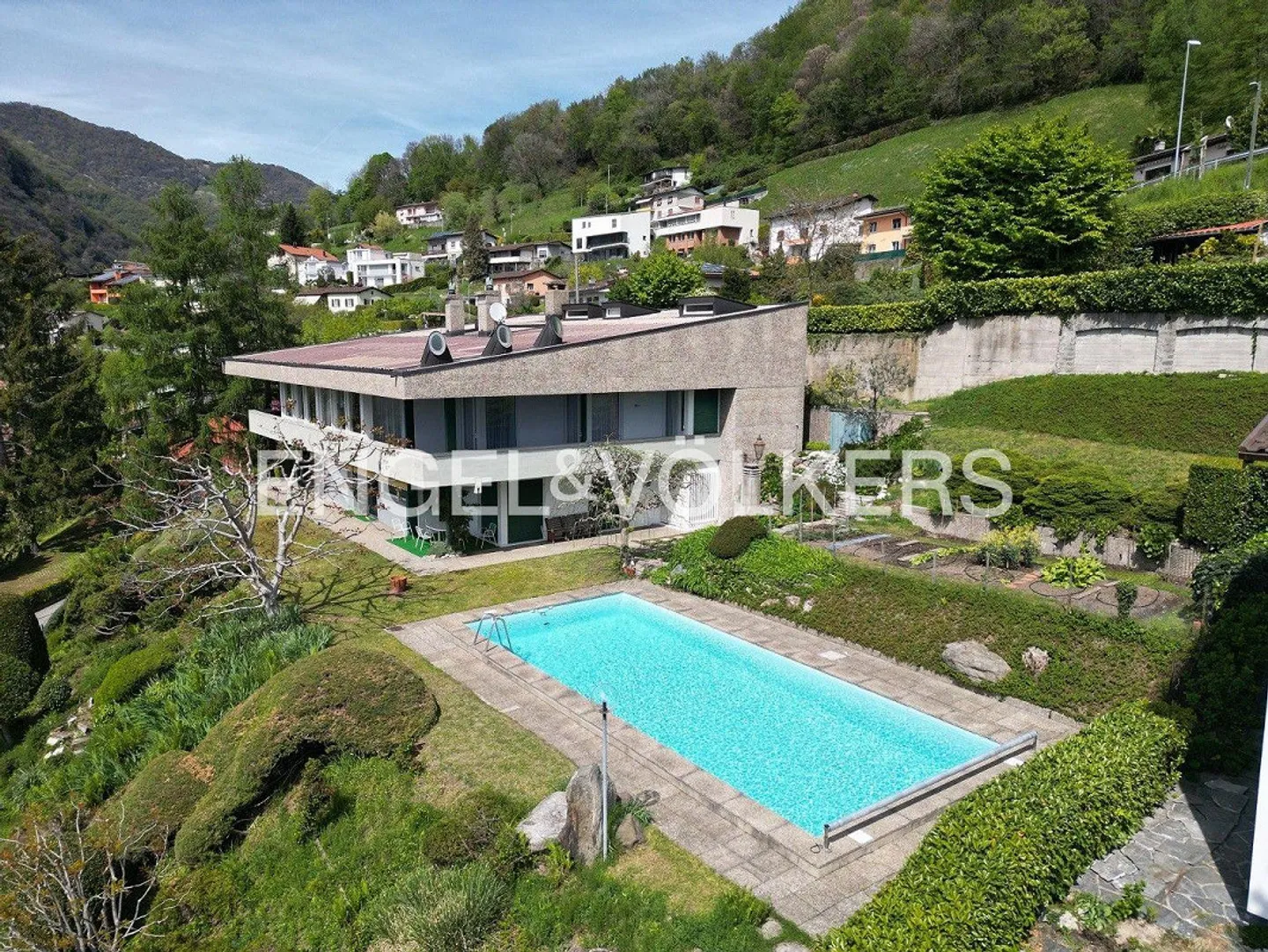 Villa moderna con piscina e appartamento indipendente - Foto 1 di 15