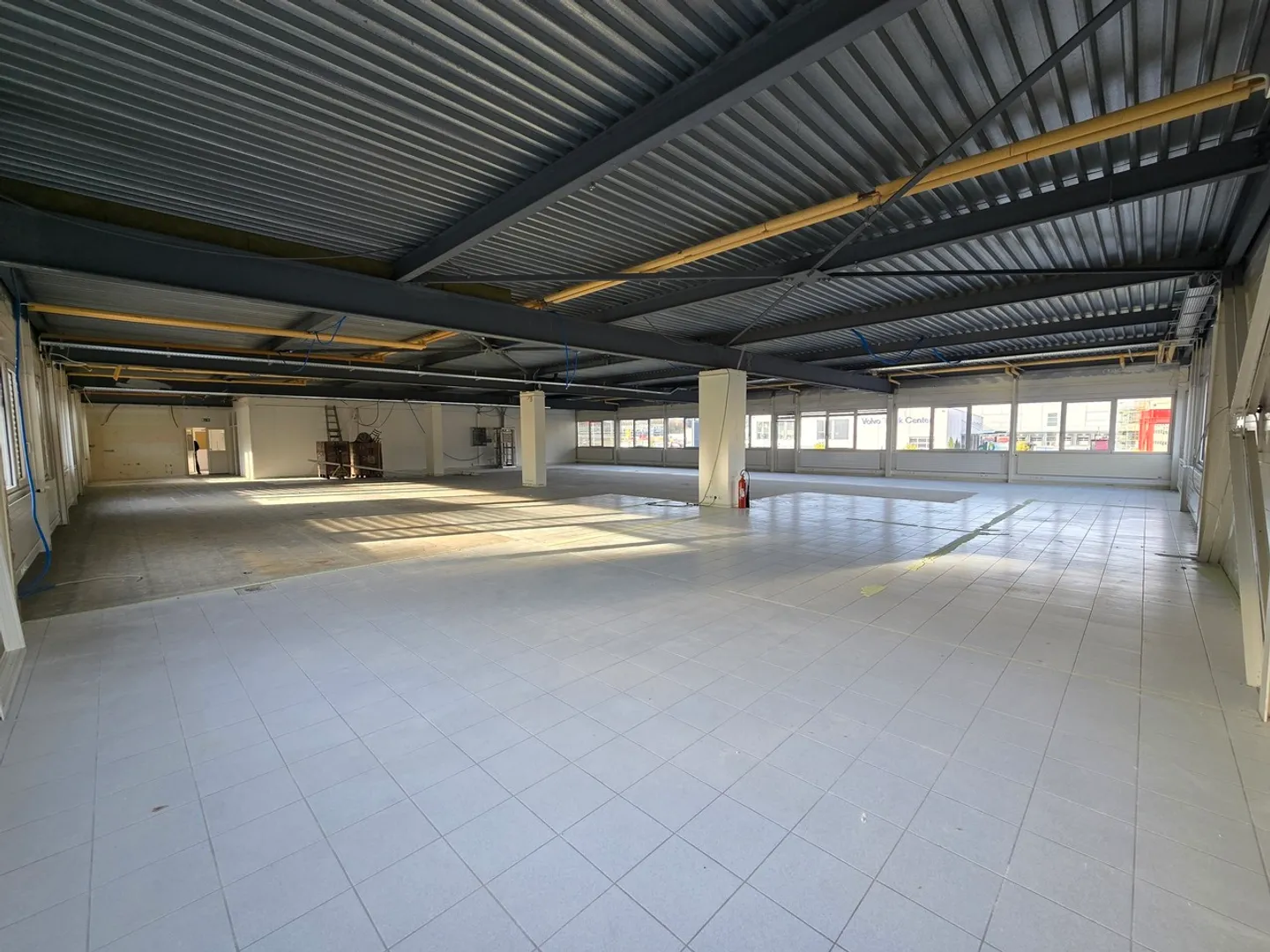 Fläche von 555m2 - Showroom - Büros oder Lokale - Foto 4 von 7