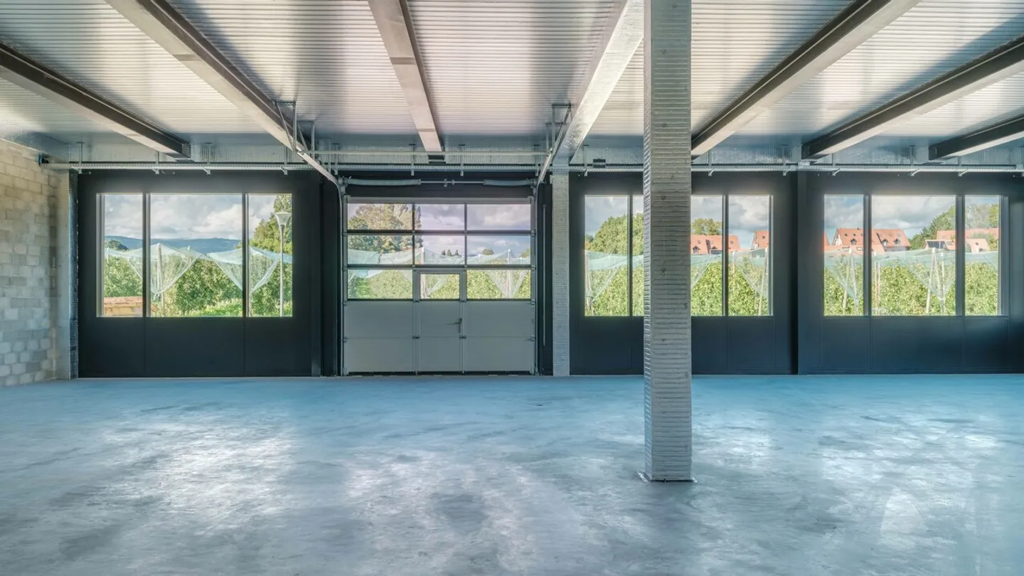 COMMERCIAL SPACE / Workshop / R6 - 300M2 + sectional door - Photo 1 of 12