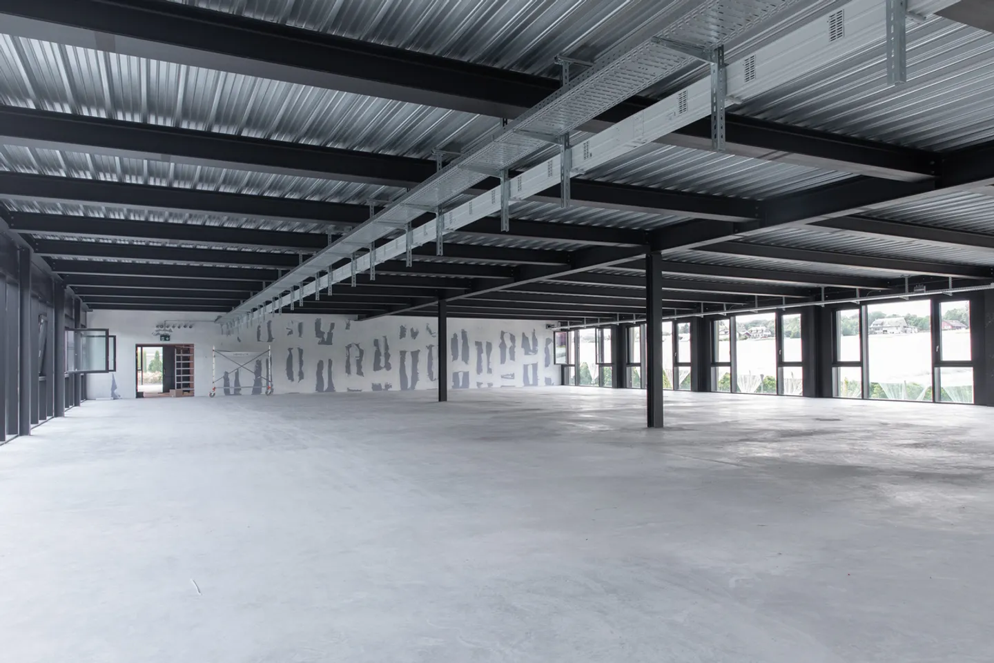 COMMERCIAL SPACE / Workshop / R6 - 300M2 + sectional door - Photo 4 of 12
