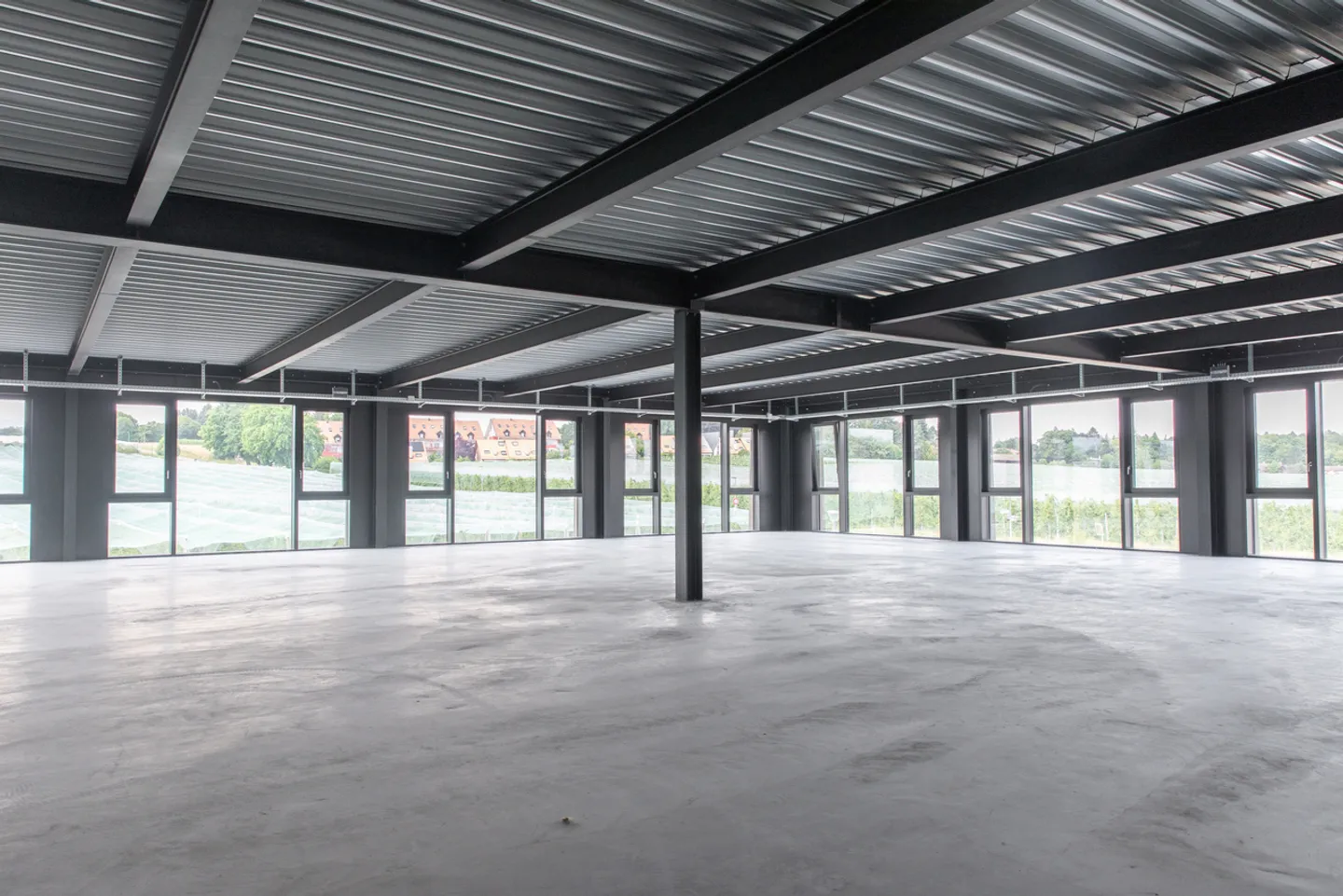 COMMERCIAL SPACE / Workshop / R6 - 300M2 + sectional door - Photo 5 of 12