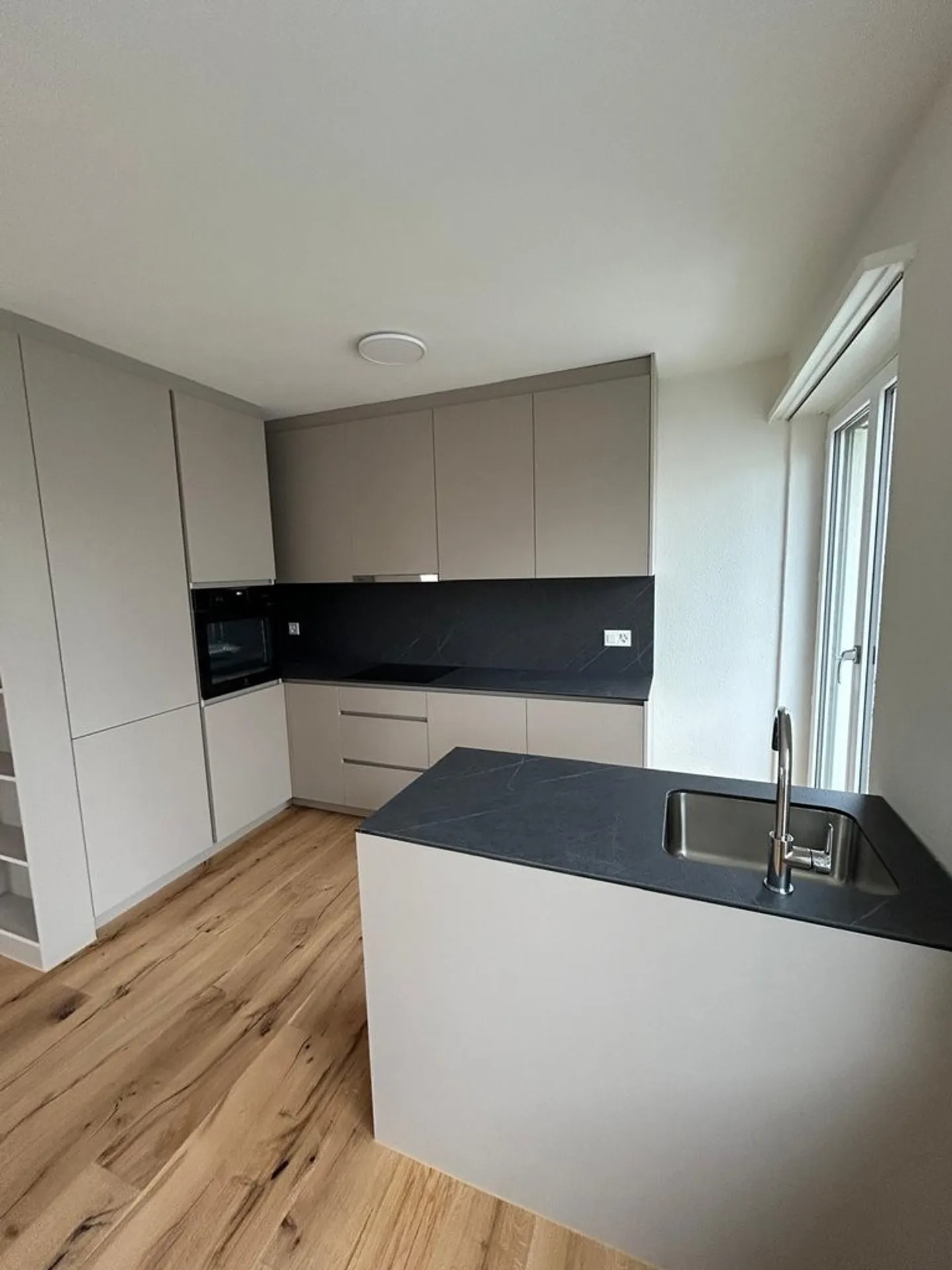 Appartamento moderno e spazioso di 4 stanze in affitto - Foto 2 di 11