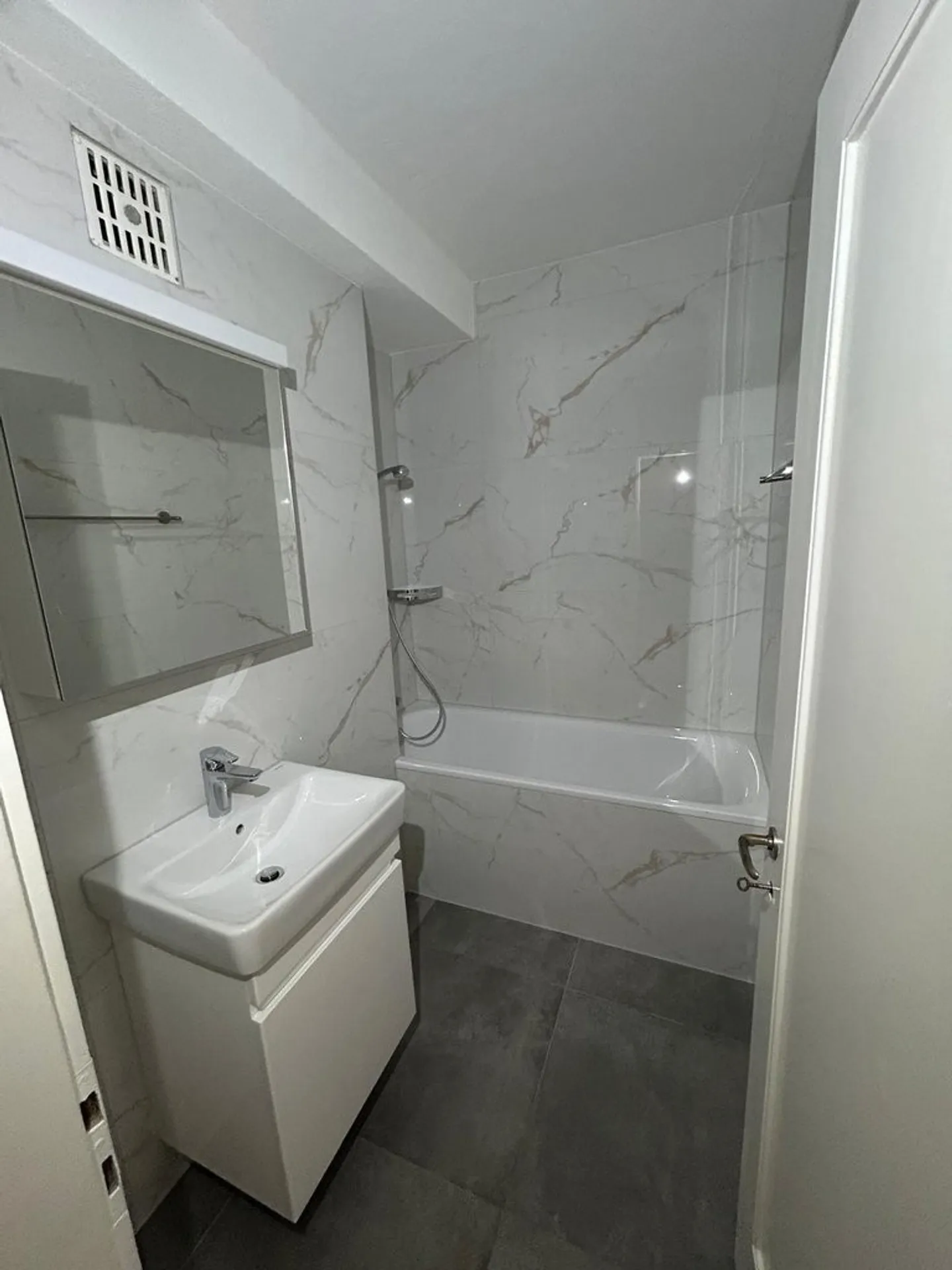 Appartamento moderno e spazioso di 4 stanze in affitto - Foto 4 di 11