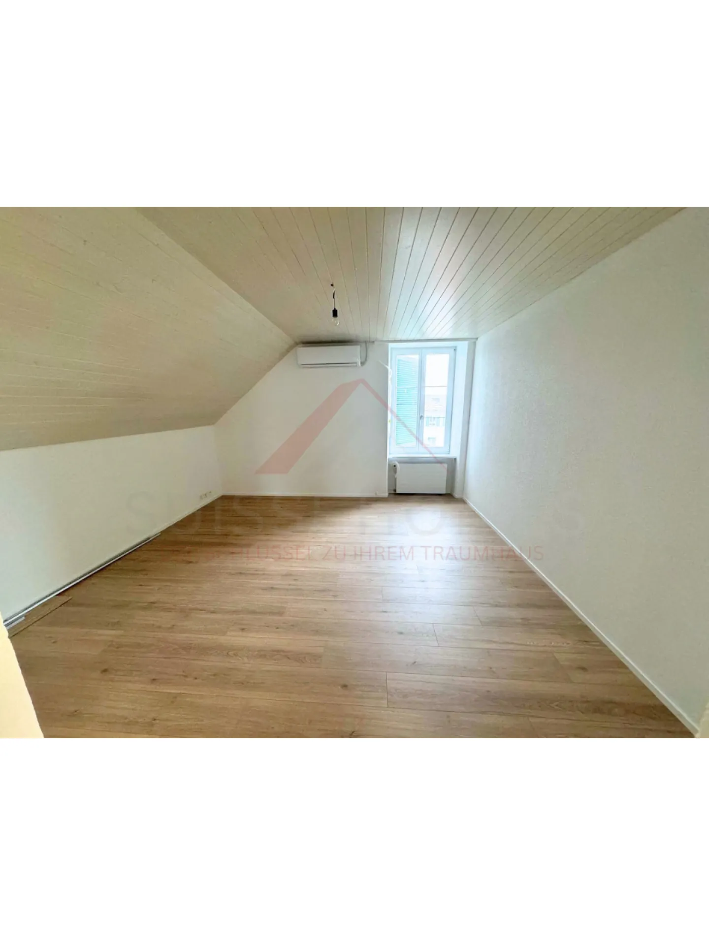 Appartement penthouse attrayant de 2,5 pièces avec climatisation à Selzach - Première occupation après rénovation - Photo 2 sur 3
