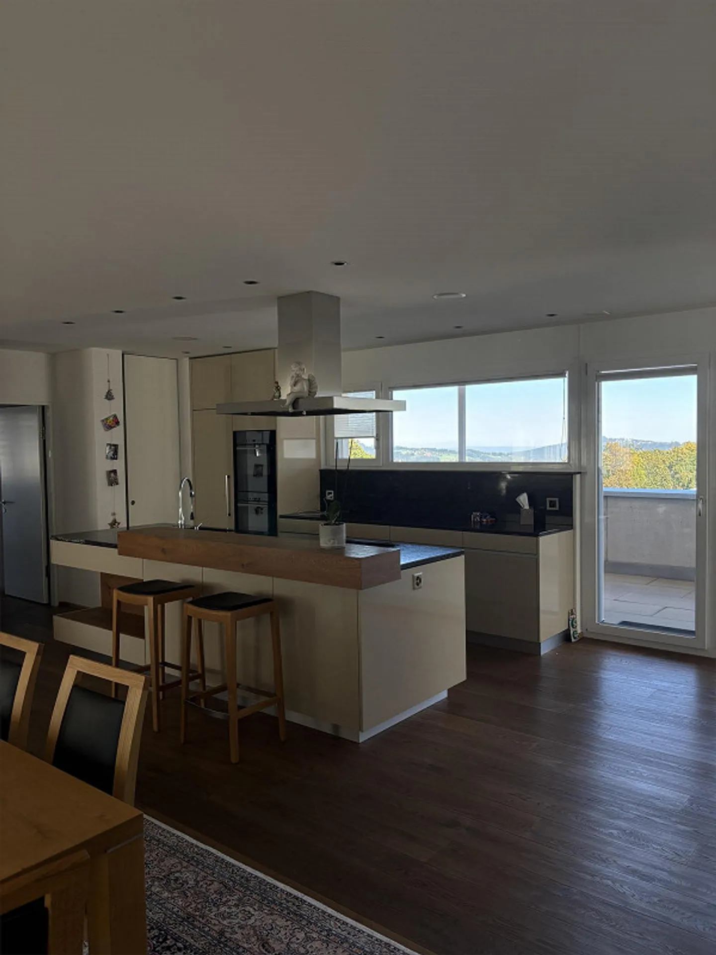Light-Filled Penthouse Apartment - Photo 3 of 21