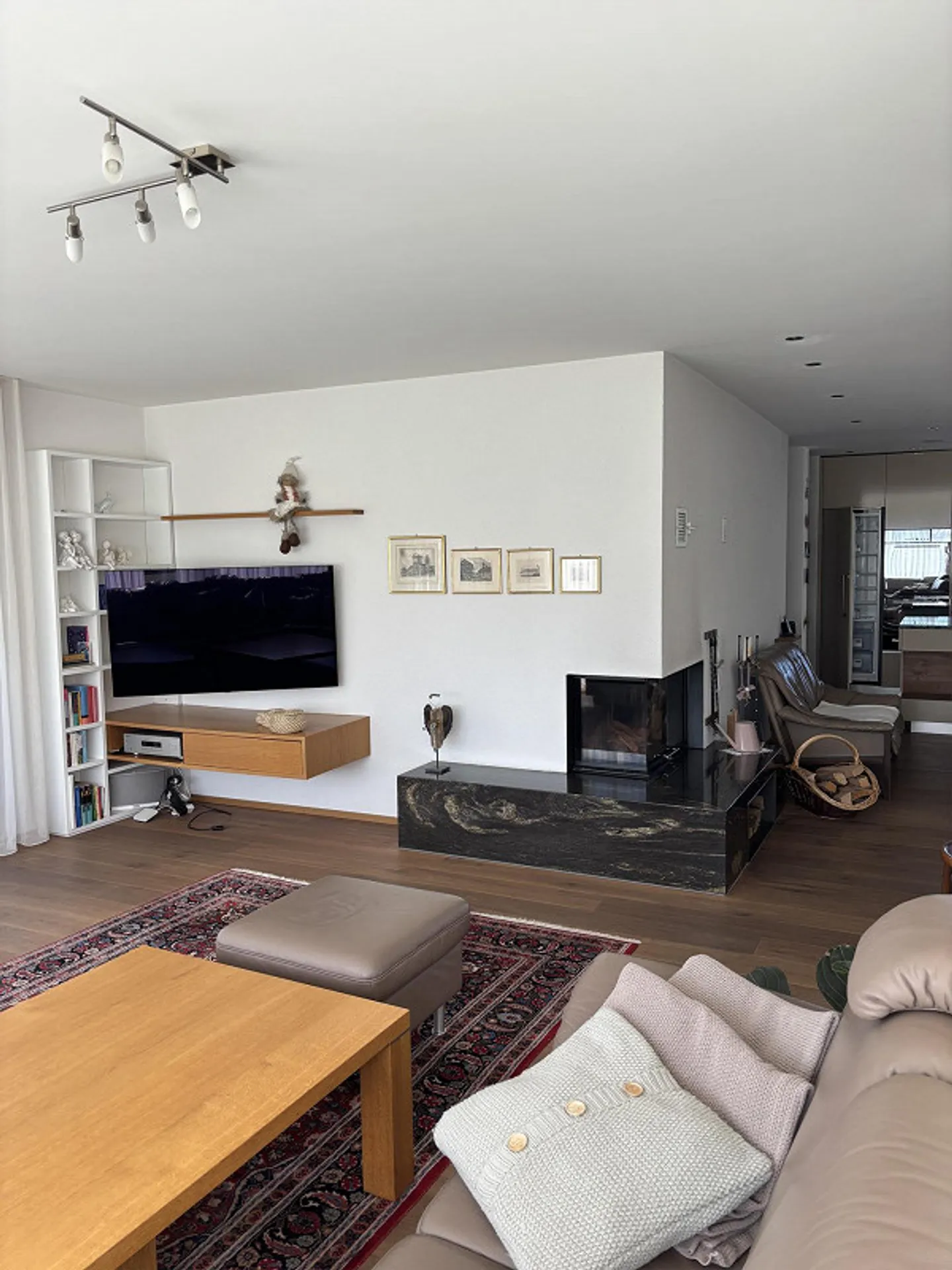 Light-Filled Penthouse Apartment - Photo 7 of 21