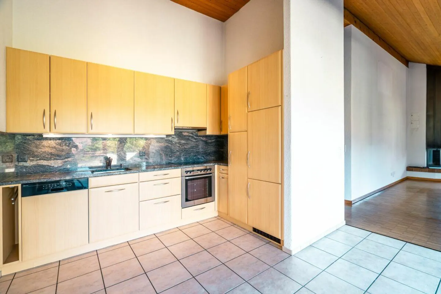Appartement sous les combles avec charme - Photo 4 sur 9