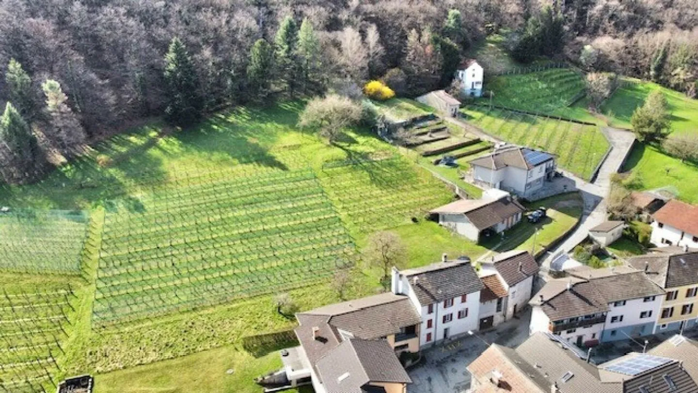 VENDESI A CAMORINO (NUCLEO) - TERRENO EDIFICABILE CON IMMOBILI - Foto 1 di 17