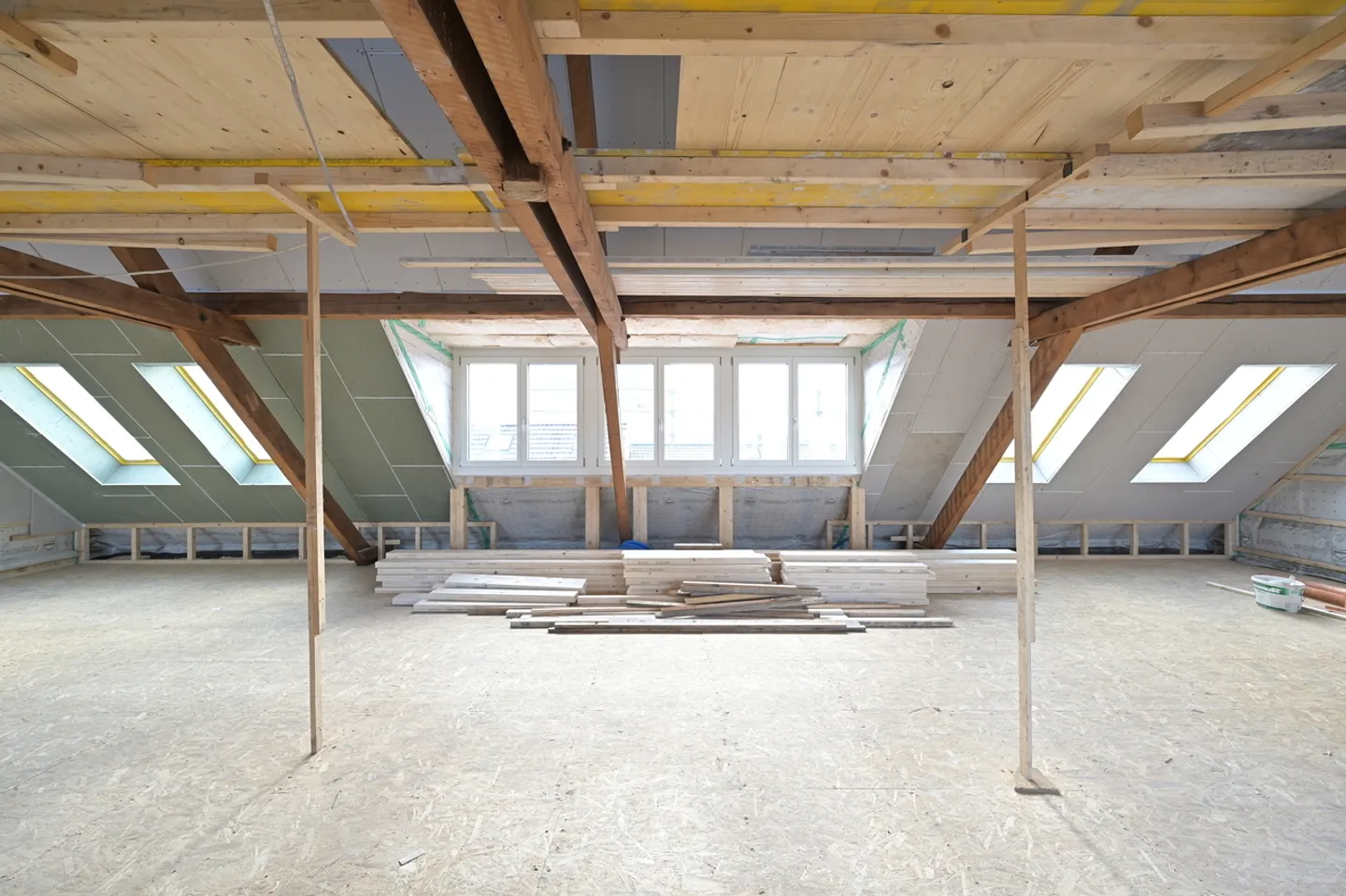 AU SOMMET - PENTHOUSE AVEC VUE SUR LES TOITS DE BASEL - Photo 2 sur 14