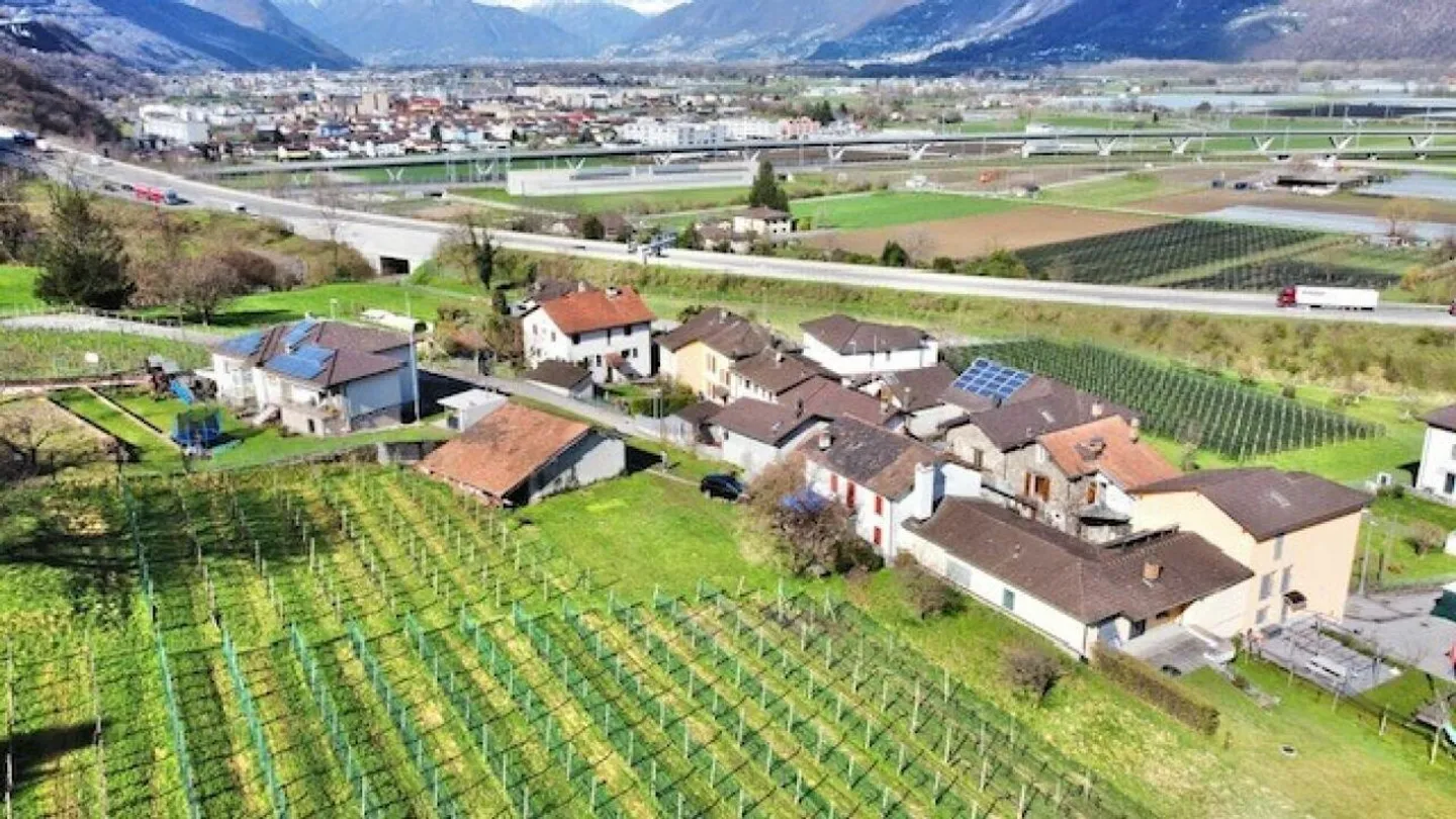VENDESI A CAMORINO (NUCLEO) - TERRENO EDIFICABILE CON IMMOBILI - Foto 4 di 17