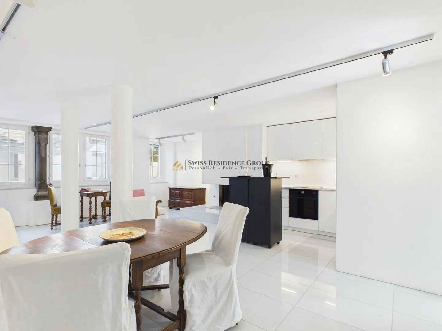 Appartement exclusif de 2,5 pièces avec vue sur le Grossmünster et la Limmat - Photo 2 sur 17