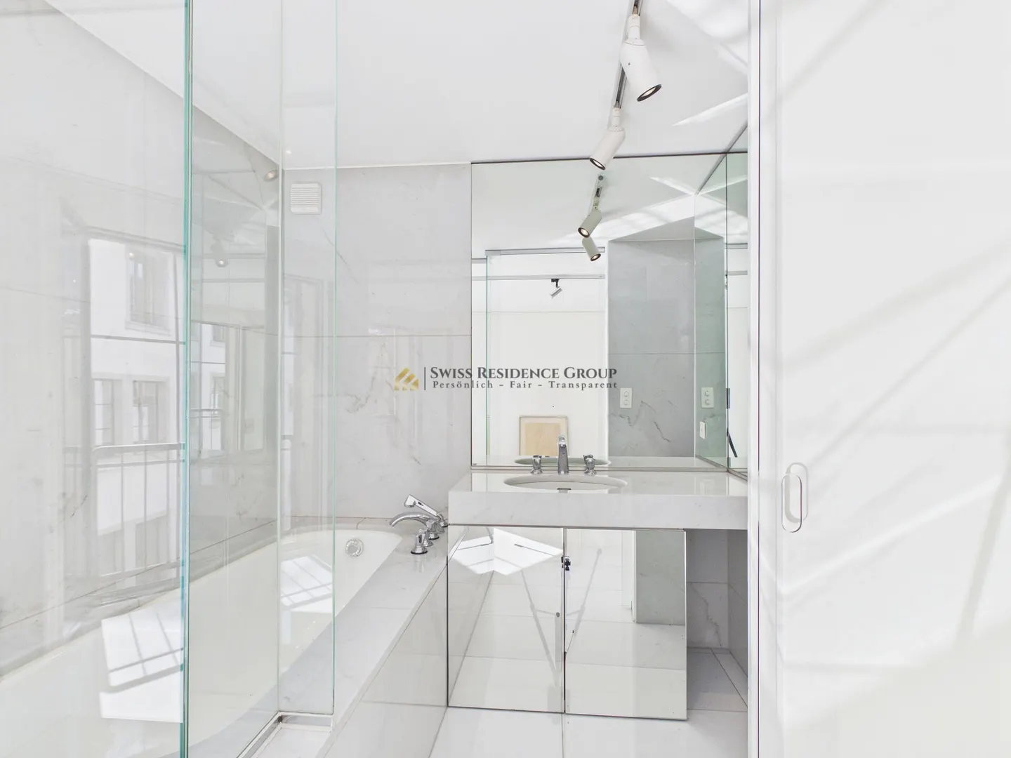 Appartement exclusif de 2,5 pièces avec vue sur le Grossmünster et la Limmat - Photo 11 sur 17