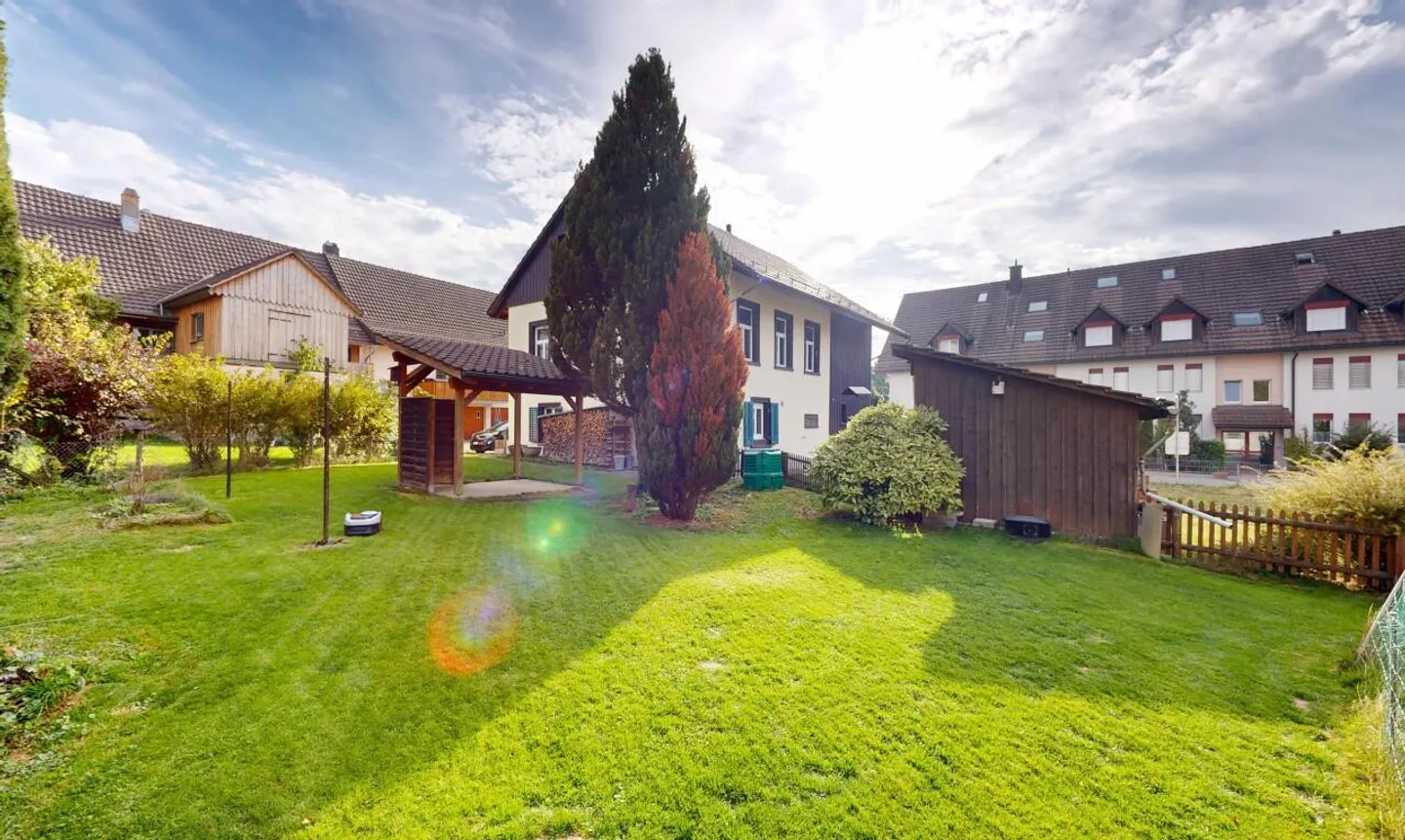 Well-maintained 4.5-room single-family house with large plot and development potential - Photo 2 of 11