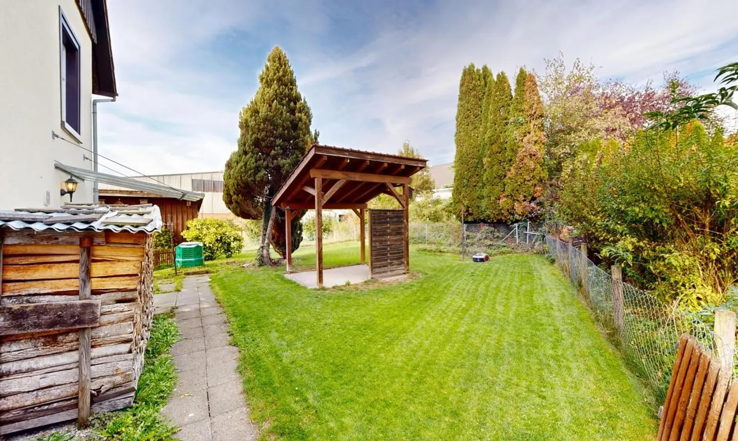 Well-maintained 4.5-room single-family house with large plot and development potential - Photo 3 of 11