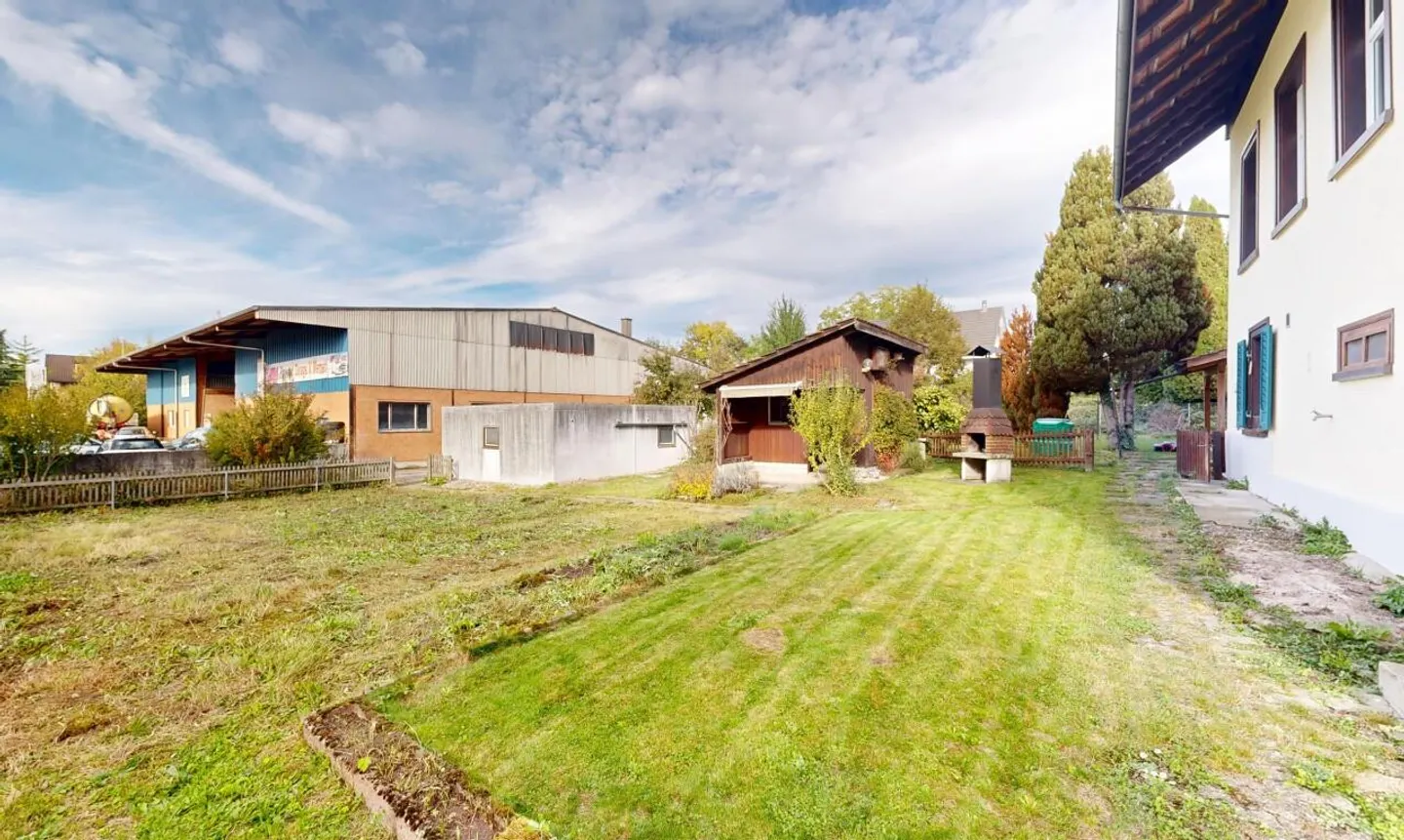Well-maintained 4.5-room single-family house with large plot and development potential - Photo 4 of 11