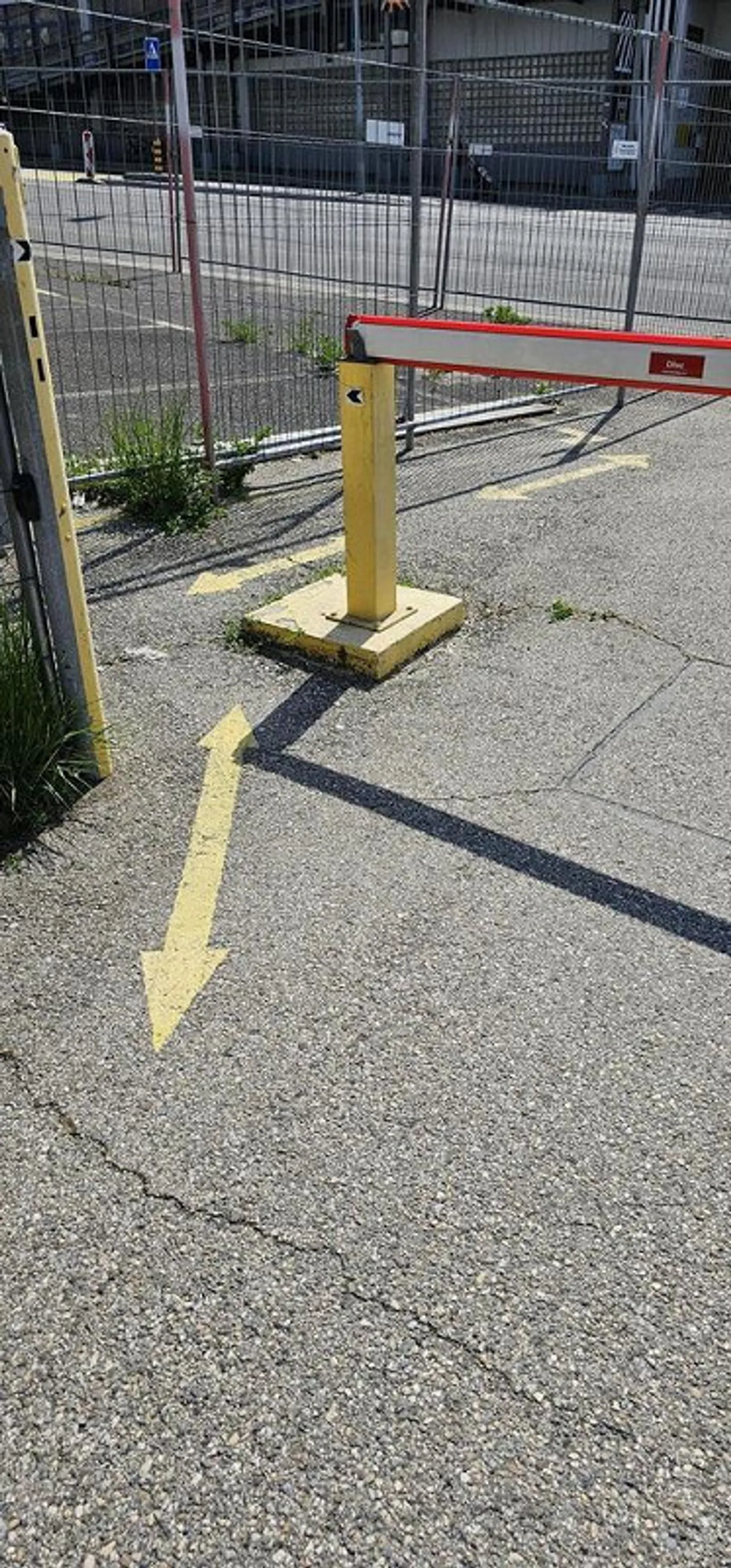 Parcheggio all'aperto vicino a Flon - Foto 3 di 5