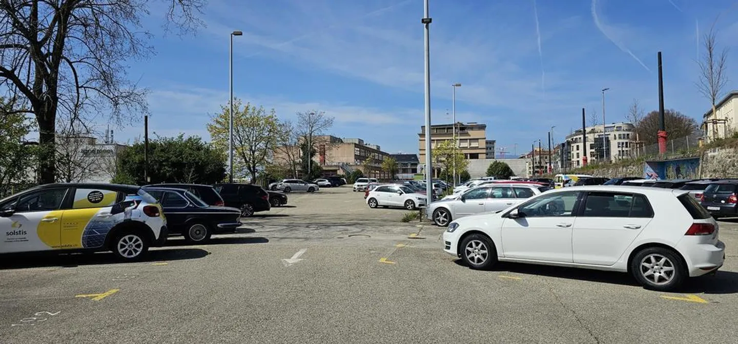 Parcheggio all'aperto vicino a Flon - Foto 4 di 5