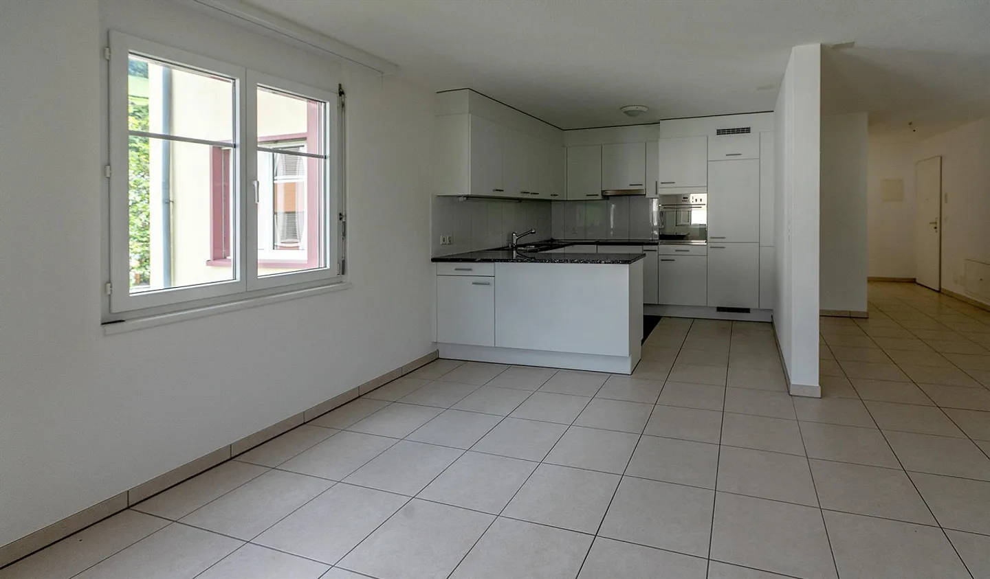 4.5 room apartment with glazed balcony and view into the greenery. - Photo 3 of 8