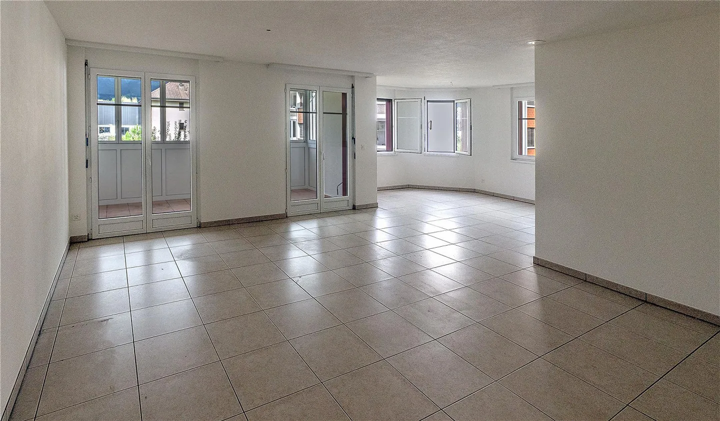4.5 room apartment with glazed balcony and view into the greenery. - Photo 4 of 8