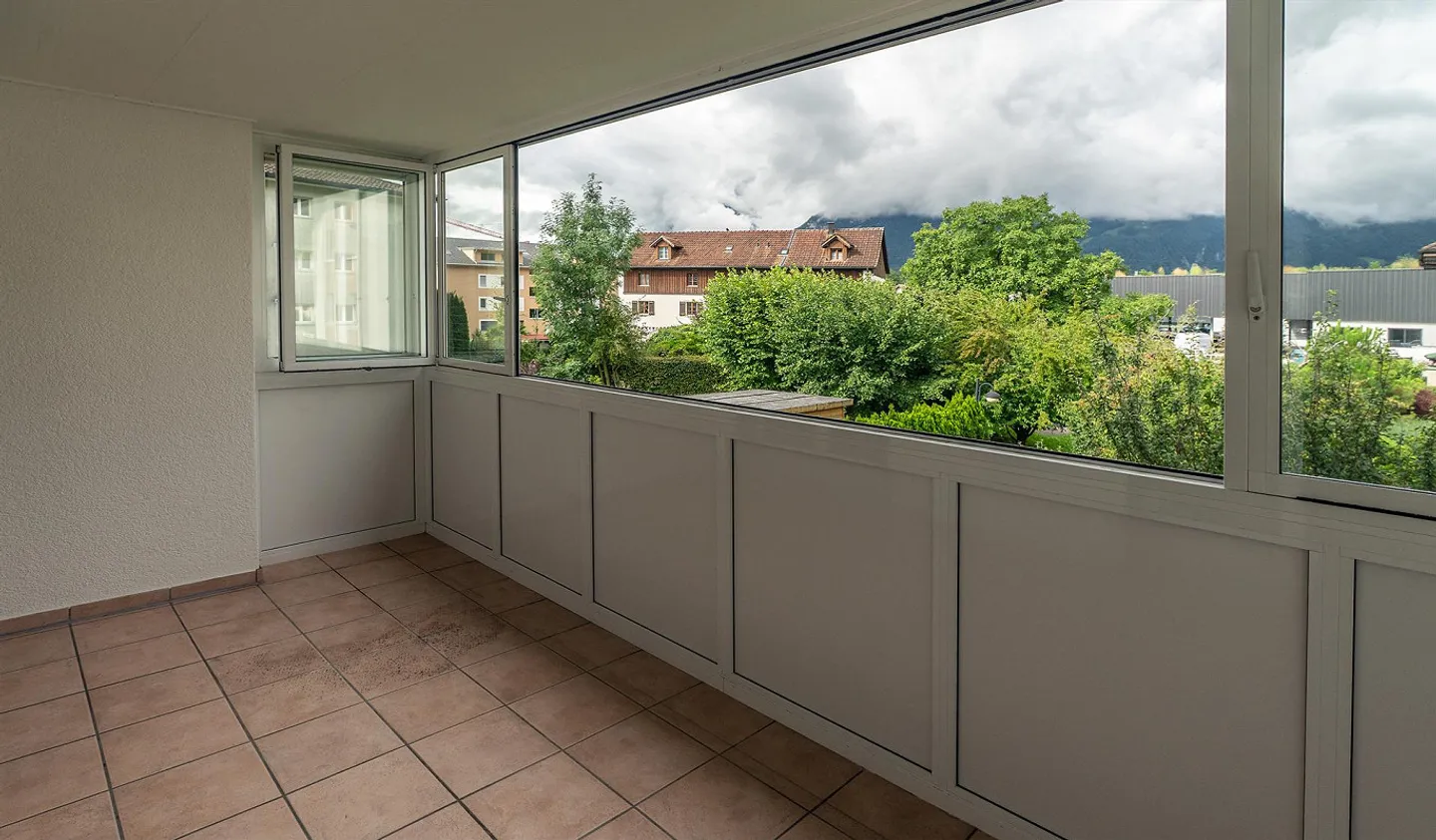 4.5 room apartment with glazed balcony and view into the greenery. - Photo 5 of 8