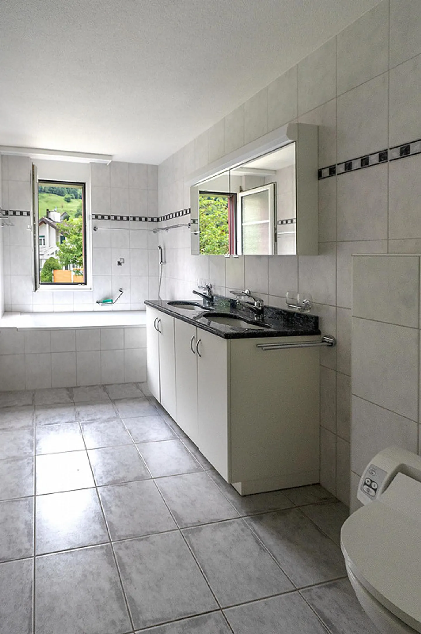 4.5 room apartment with glazed balcony and view into the greenery. - Photo 6 of 8