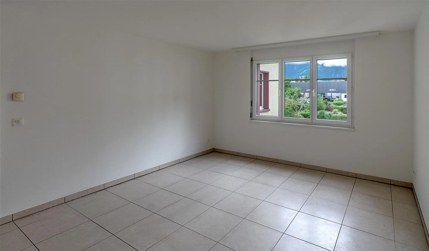 4.5 room apartment with glazed balcony and view into the greenery. - Photo 8 of 8