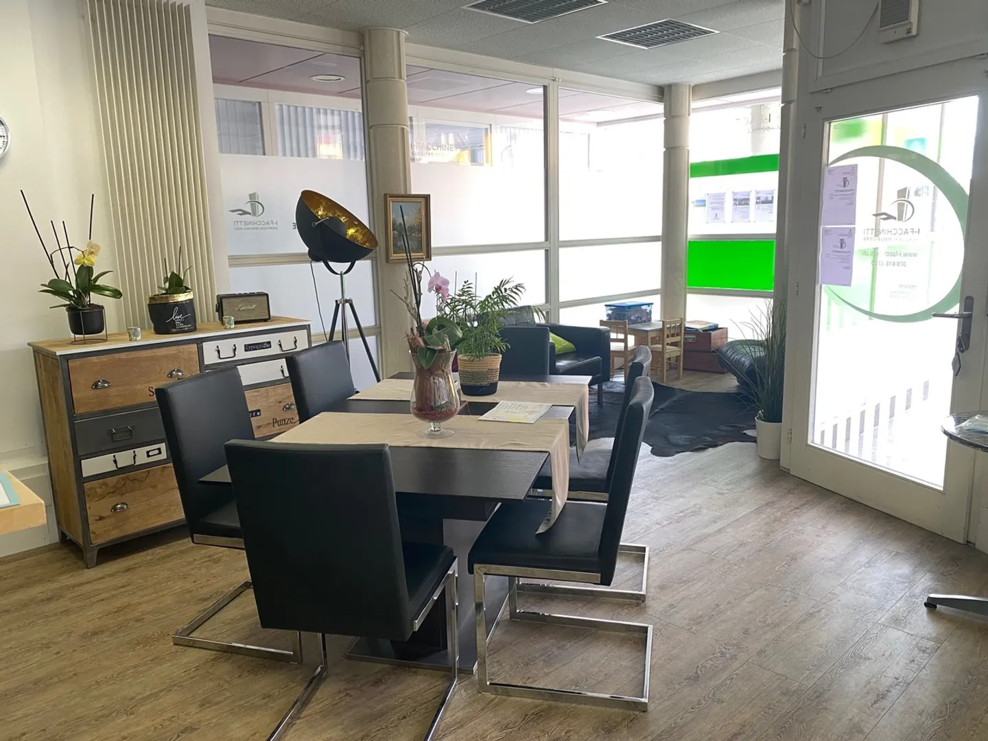 Cressier: Agréable bureau au rez à louer ponctuellement/régulièrement - Photo 2 sur 6
