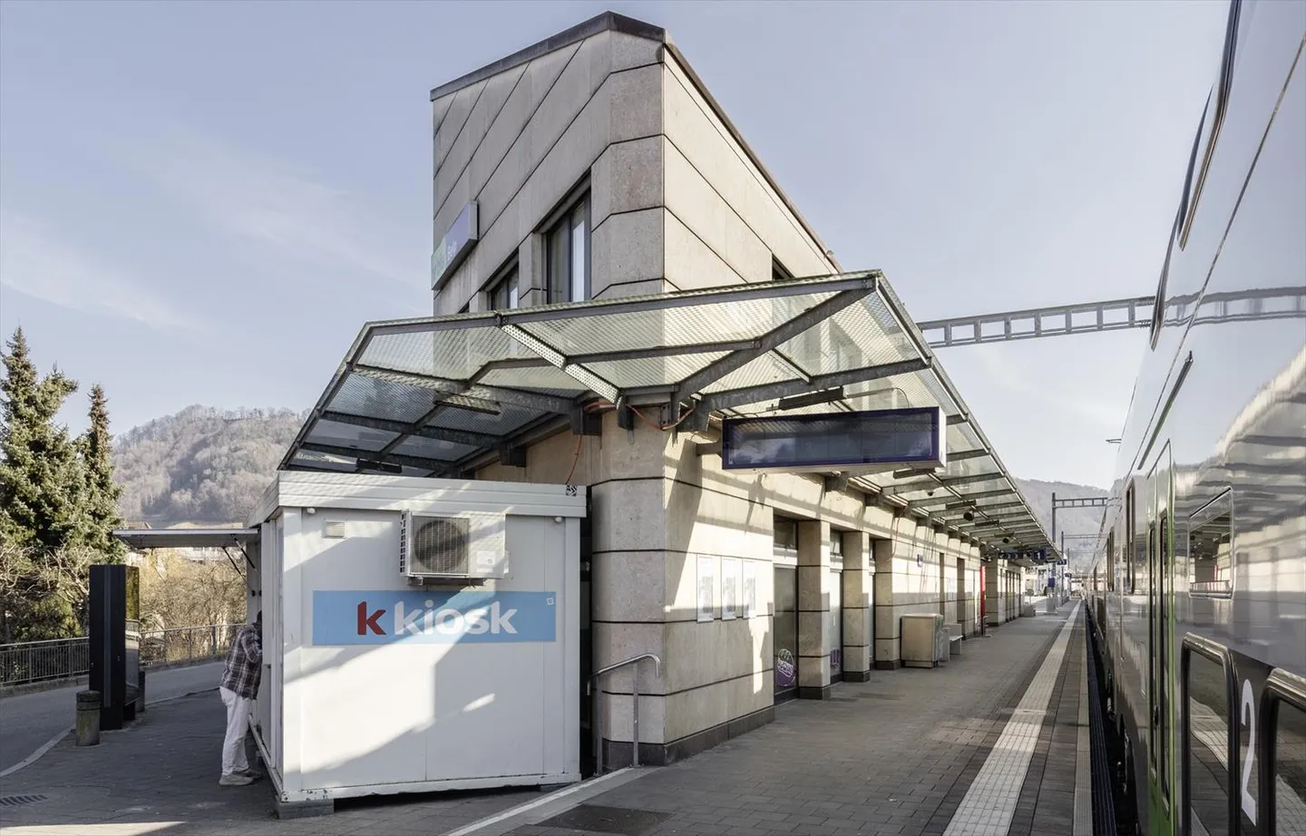 Top Location Attractive Office Space Directly at Belp Train Station - Photo 2 of 8