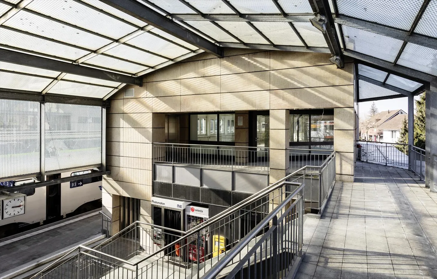 Top Location Attractive Office Space Directly at Belp Train Station - Photo 3 of 8