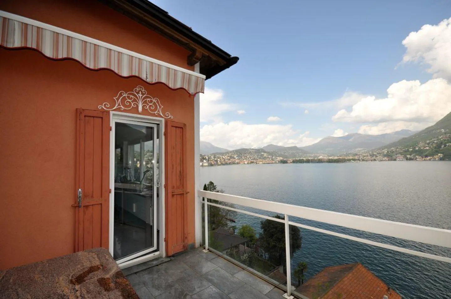 Lake view land with villa to expand or demolish in Paradiso - Photo 3 of 9