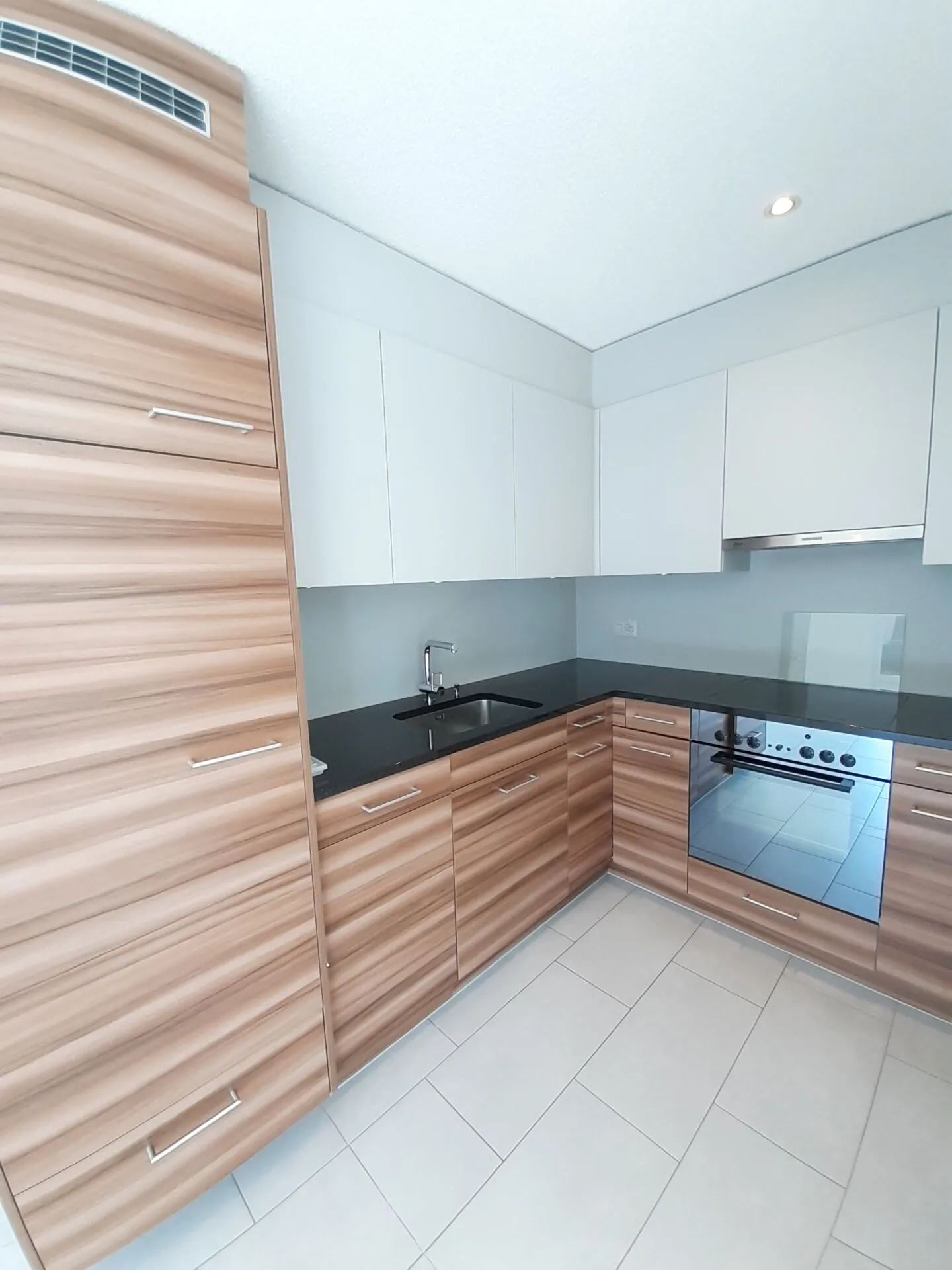 2 1/2 Room Apartment on the 1st Floor - Photo 2 of 7