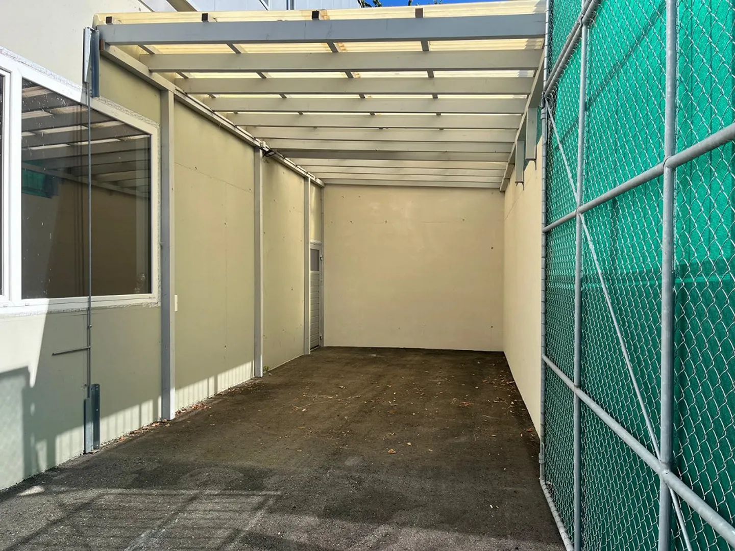 Gedeckter Stellplatz für Wohnmobil - Foto 1 von 2
