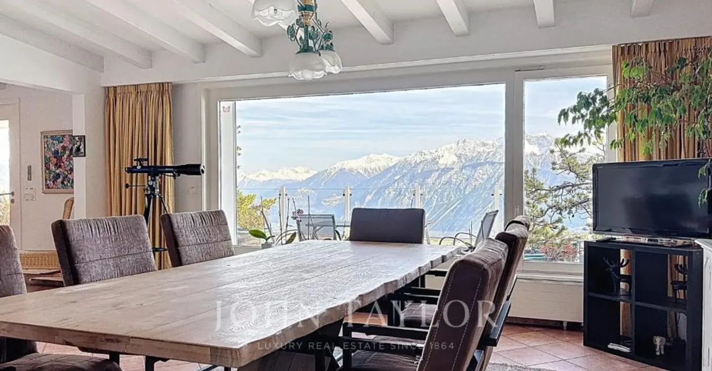 Unique Penthouse with Pool - Photo 4 of 12