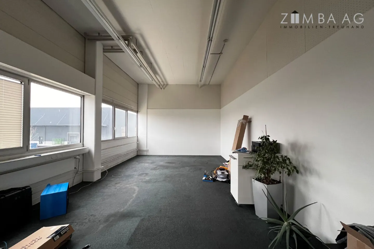 Entrepôt avec Bureau - Photo 2 sur 8