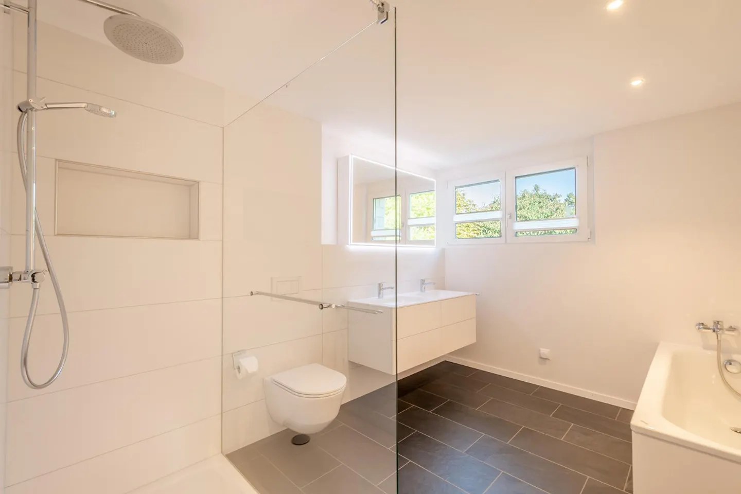 Well-kept semi-detached house with idyllic garden - Photo 12 of 23
