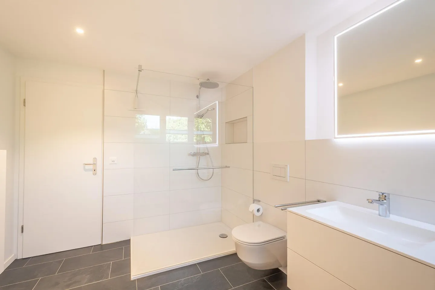 Well-kept semi-detached house with idyllic garden - Photo 13 of 23