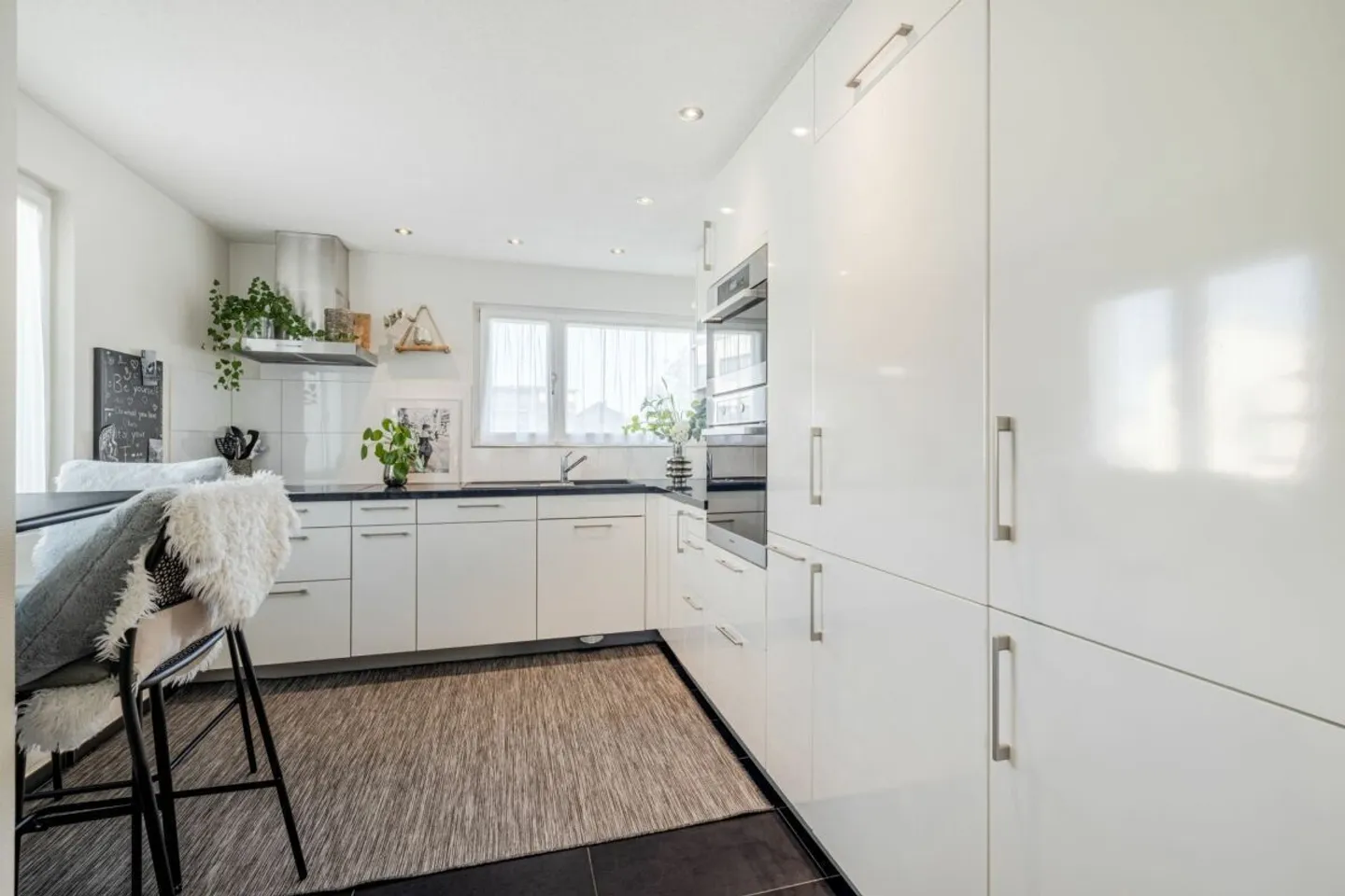Elegante casa unifamiliare di 7,5 stanze con piscina, giardino idilliaco e due balconi vicino al lago! - Foto 5 di 13