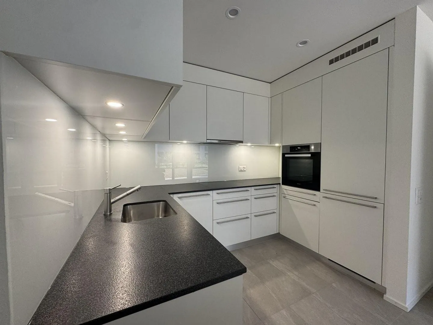Modern 2.5 room apartment for rent - Photo 2 of 13