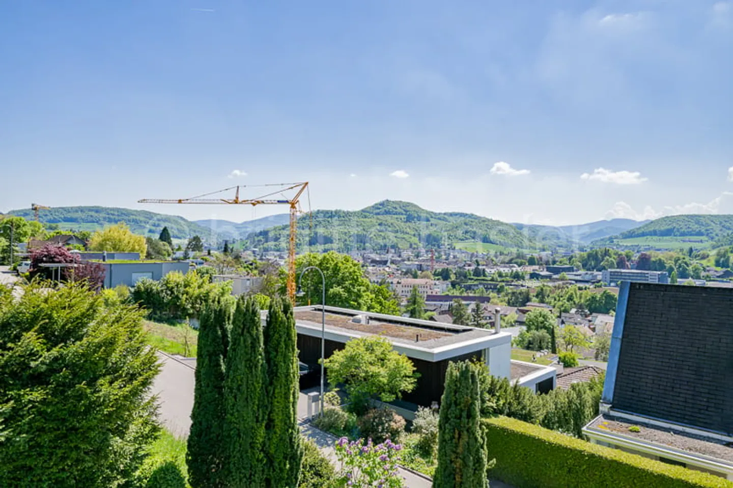 12-Zi-Villa mit aussergewöhnlichem Flair und Wohnambiente an begehrter Südhanglage an der Sonnhalde - Foto 3 von 5