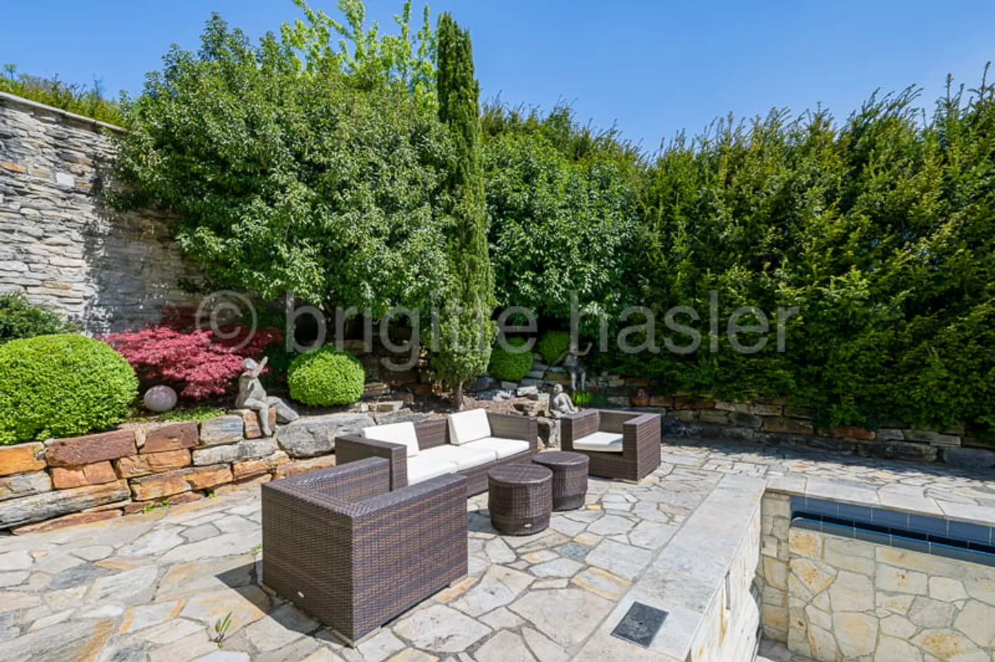 12-Zi-Villa mit aussergewöhnlichem Flair und Wohnambiente an begehrter Südhanglage an der Sonnhalde - Foto 4 von 5