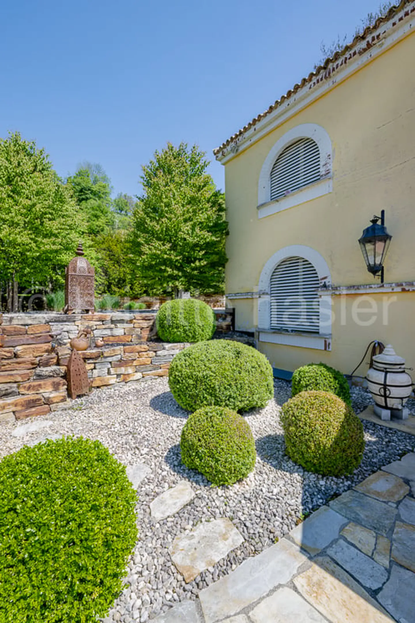 12-Zi-Villa mit aussergewöhnlichem Flair und Wohnambiente an begehrter Südhanglage an der Sonnhalde - Foto 5 von 5