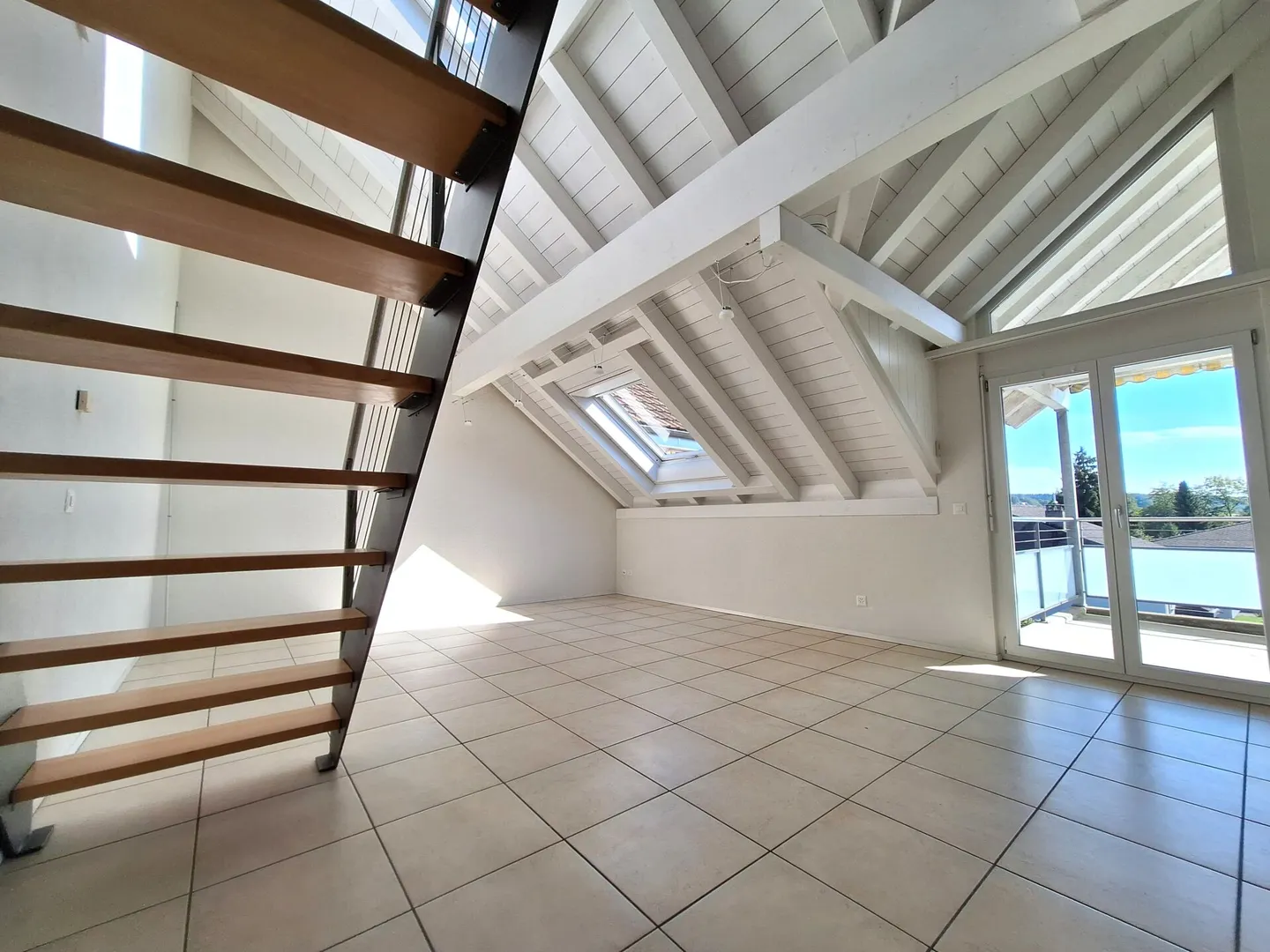 Vous cherchez un appartement de galerie de 3,5 pièces ? Jetez un œil ! - Photo 1 sur 9