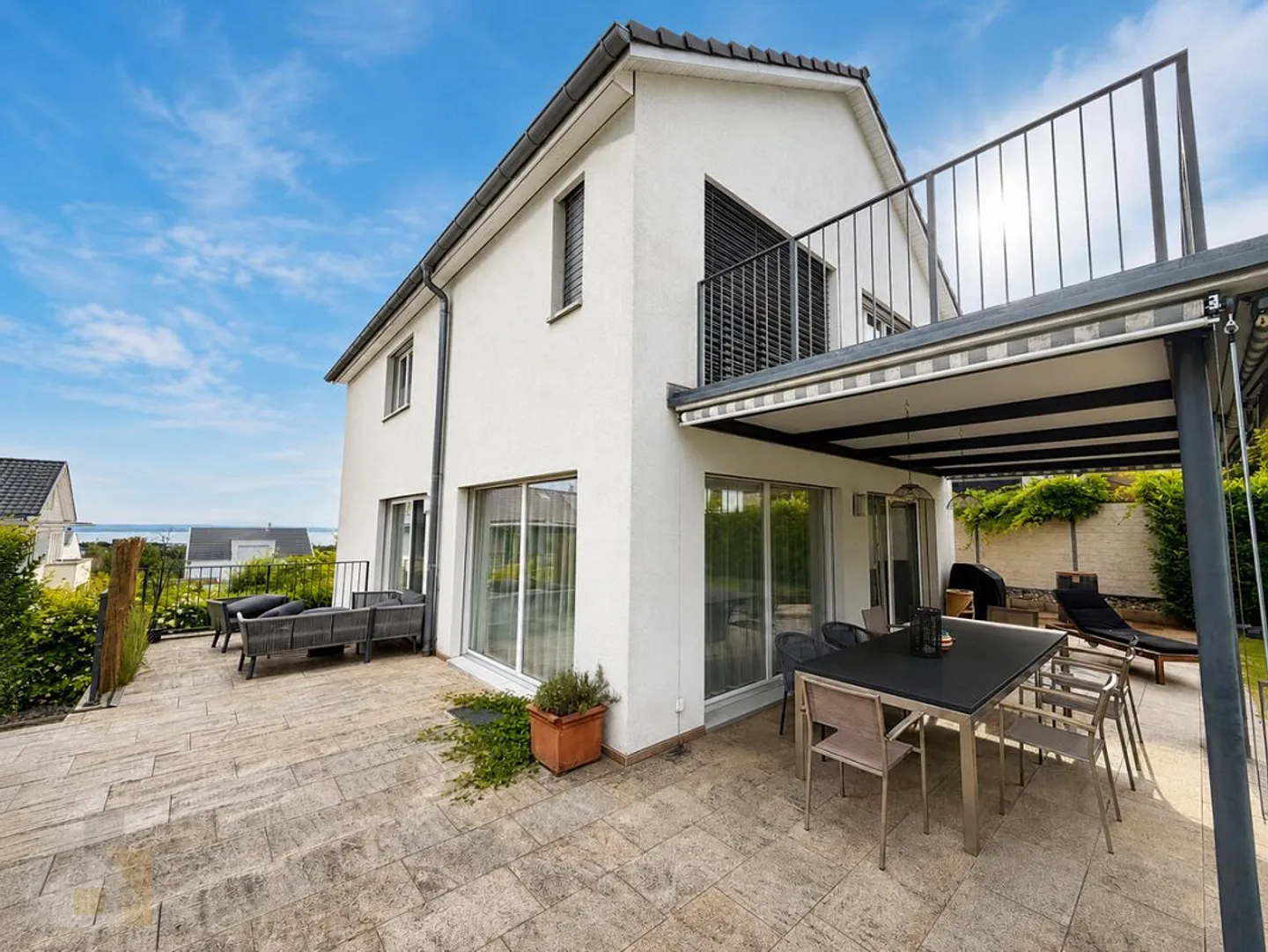 MODERNO, INDIPENDENTE CON VISTA LAGO E PISCINA RISCALDATA - Foto 4 di 24