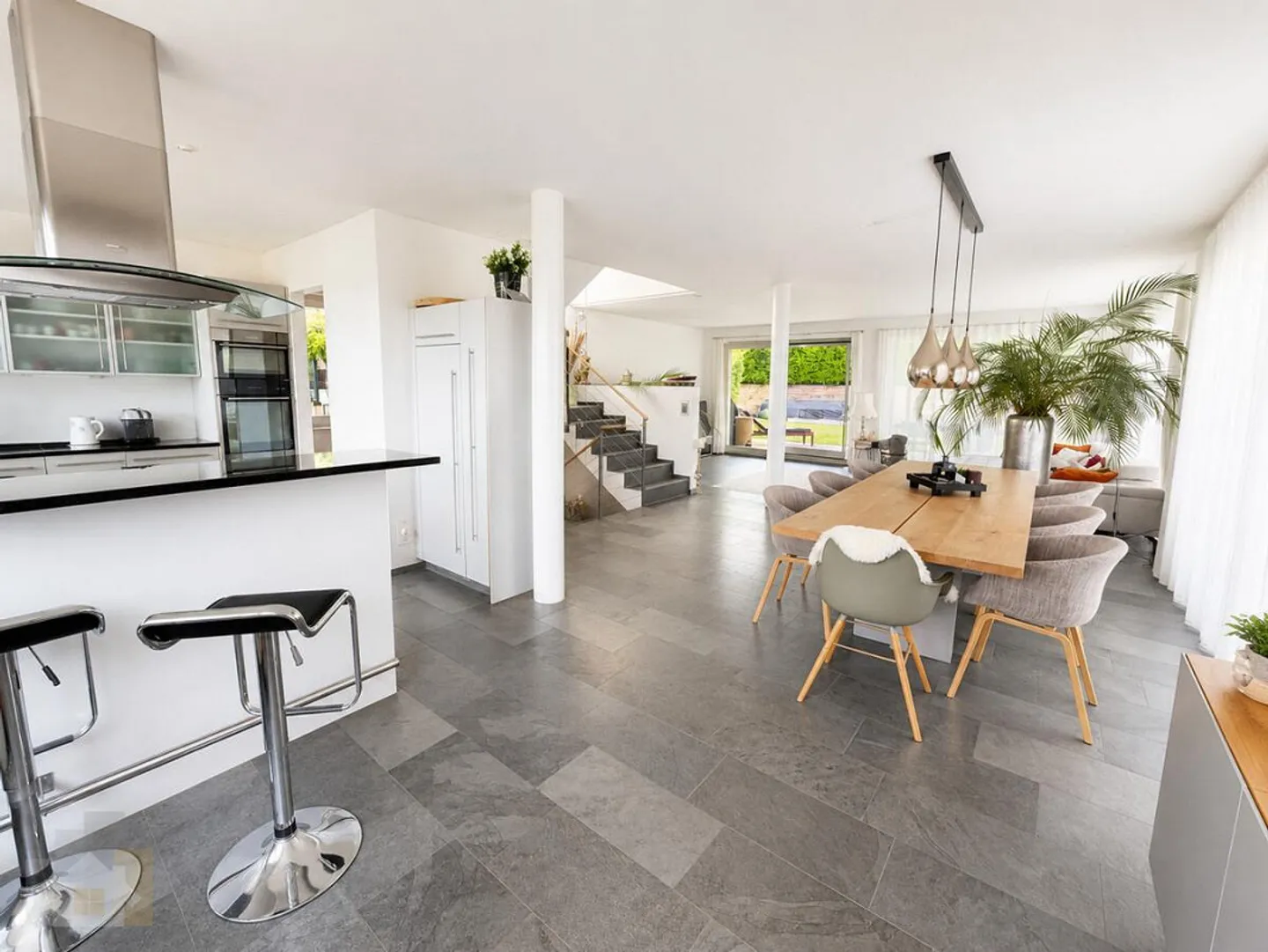 MODERNO, INDIPENDENTE CON VISTA LAGO E PISCINA RISCALDATA - Foto 10 di 24