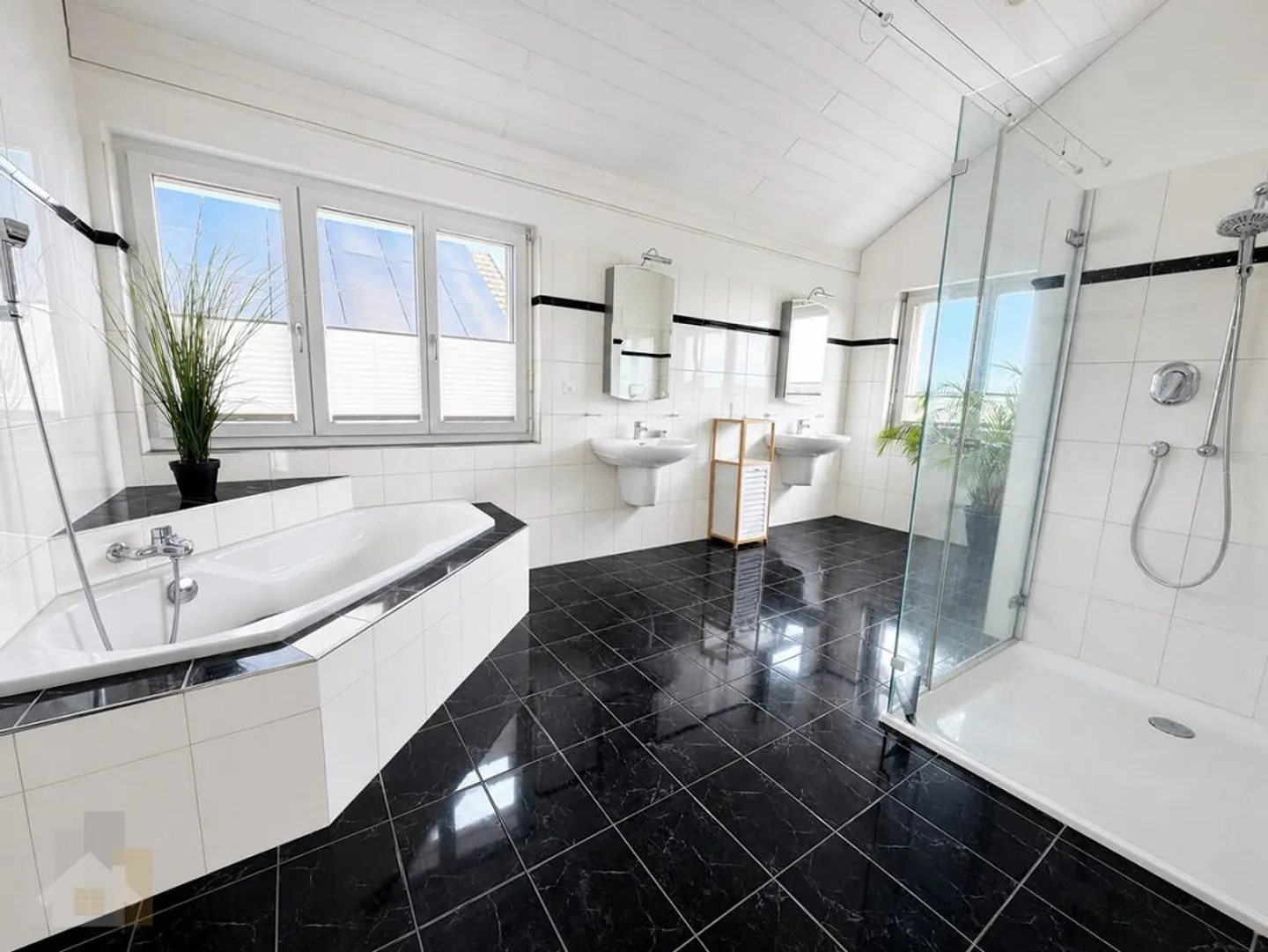 MODERNO, INDIPENDENTE CON VISTA LAGO E PISCINA RISCALDATA - Foto 14 di 24