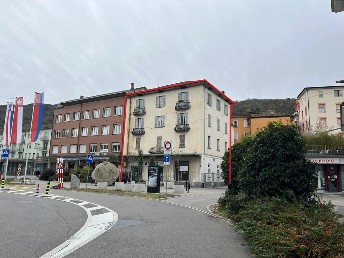 CHIASSO – EINE IMMOBILIE, DIE MEHR BIETET, ALS SIE SICH VORSTELLEN KÖNNEN - Foto 1 von 6