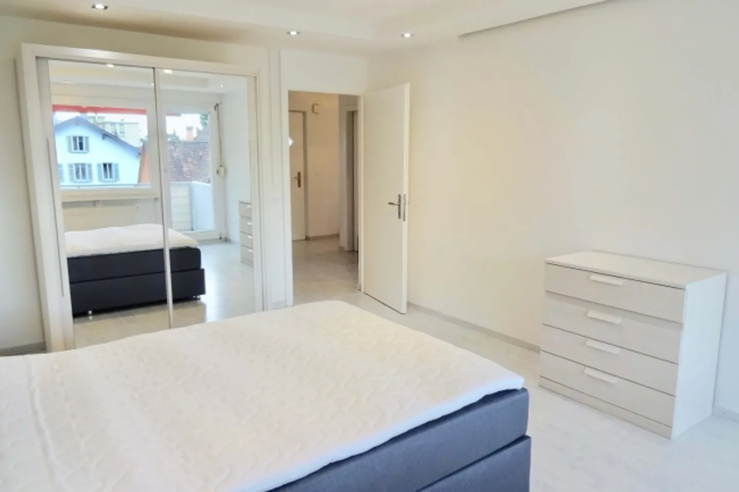 Chambre meublée dans un appartement partagé de 4 personnes avec grand salon et balcon - Photo 4 sur 13
