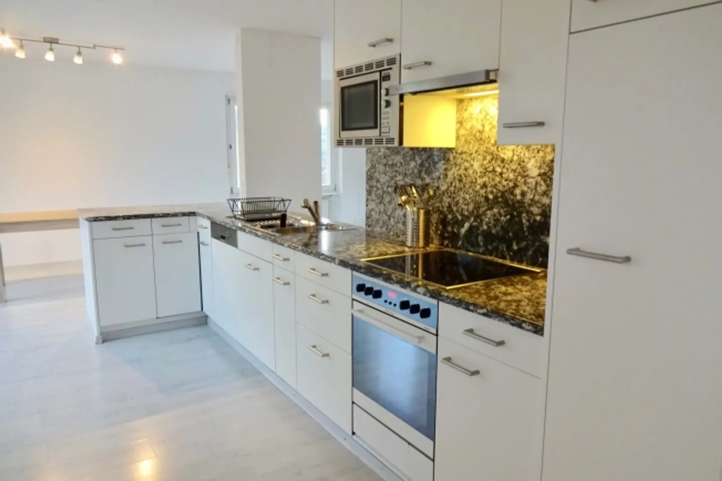 Chambre meublée dans un appartement partagé de 4 personnes avec grand salon et balcon - Photo 10 sur 13