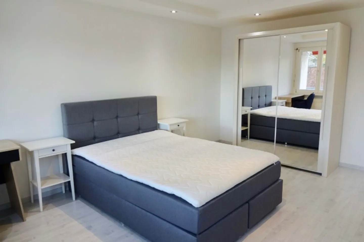 Chambre meublée dans un appartement partagé de 4 personnes avec grand salon et balcon - Photo 2 sur 13