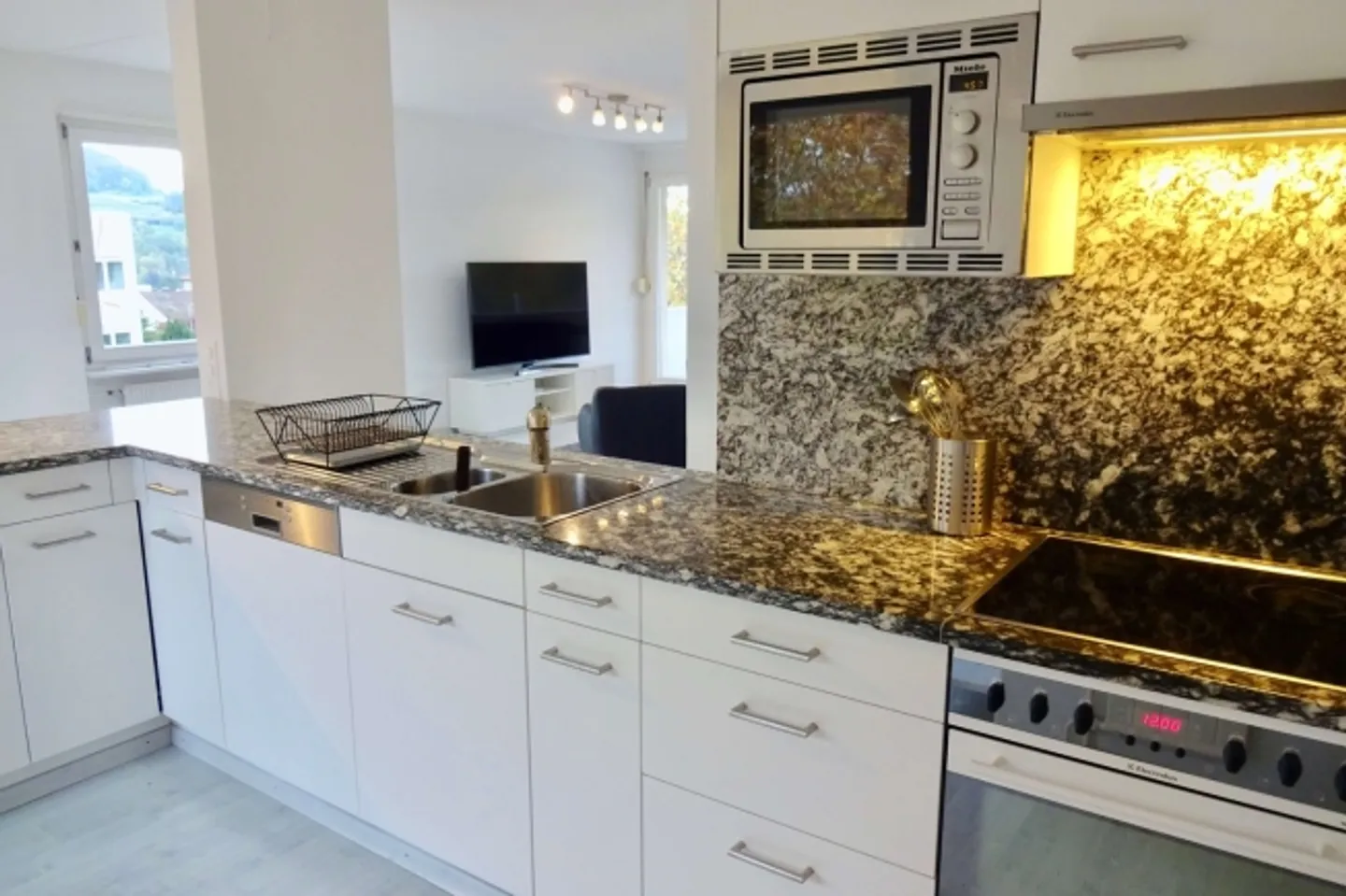 Chambre meublée dans un appartement partagé de 4 personnes avec grand salon et balcon - Photo 12 sur 13